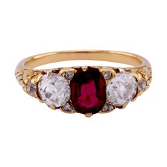 Viktorianischer GIA Burma Ring aus 18 Karat Gelbgold mit unbehandeltem Rubin und Diamant