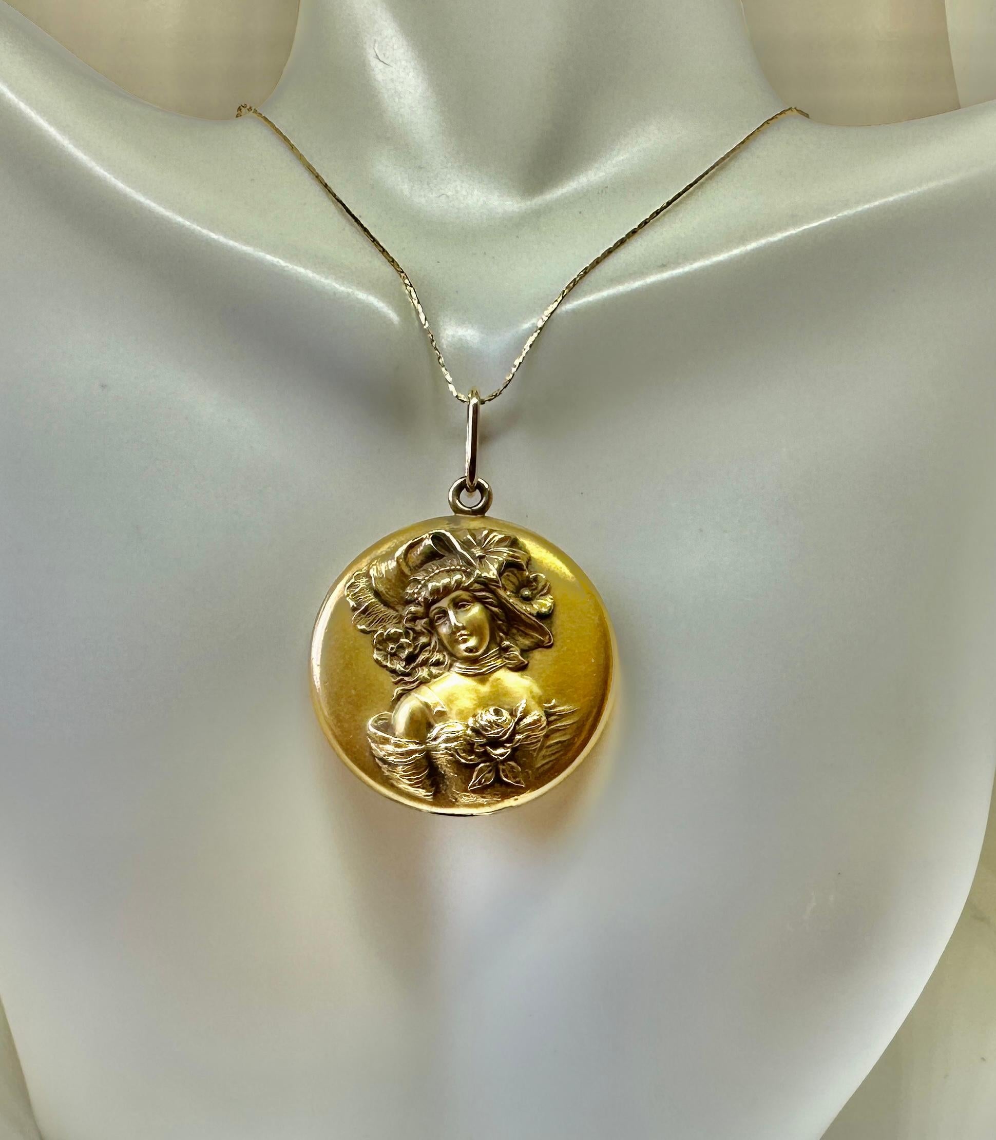 Victorian Gibson Girl Maiden Woman Locket Pendant Circa 1890 Art Nouveau In Good Condition For Sale In New York, NY