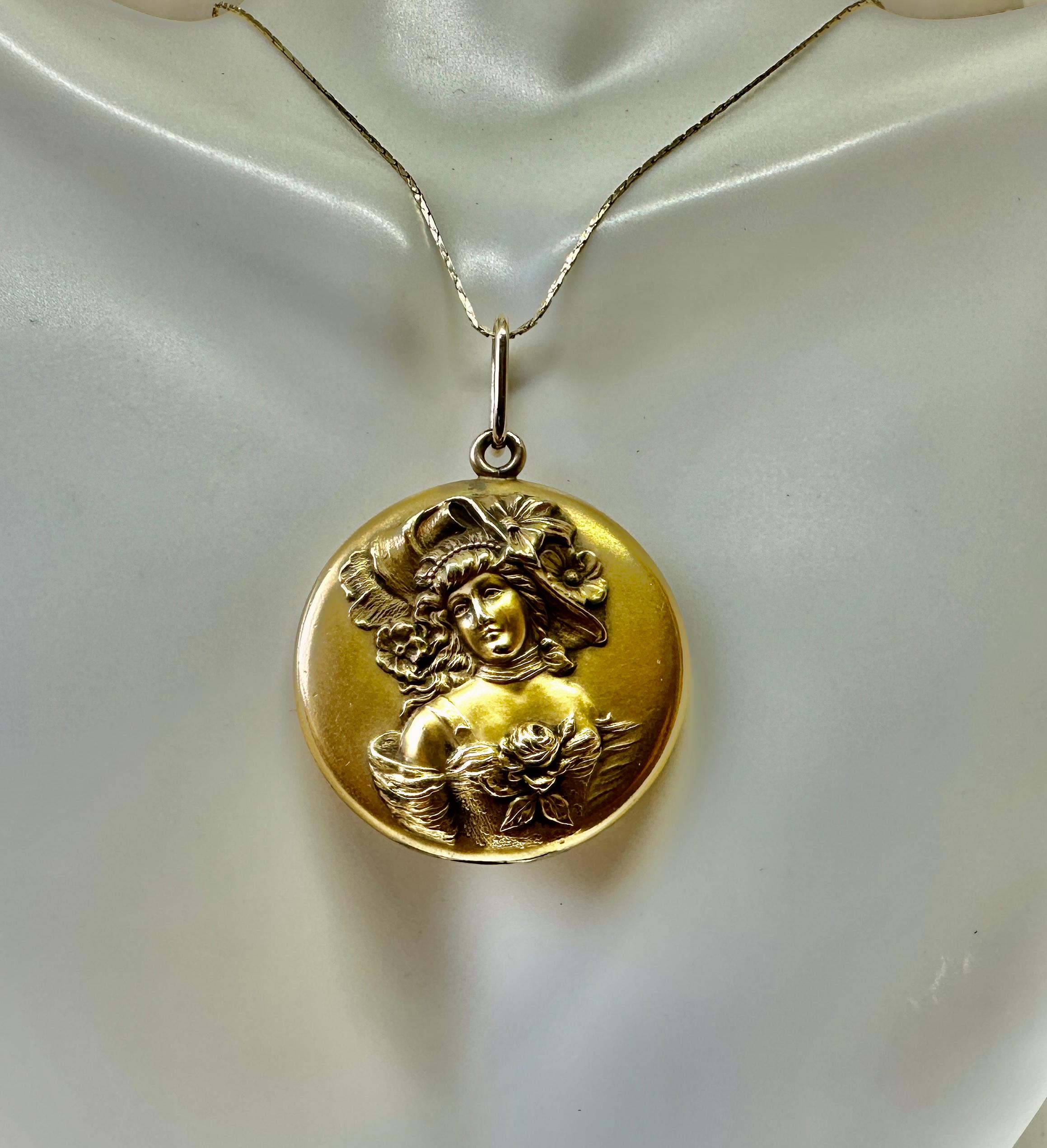 Victorian Gibson Girl Maiden Woman Locket Pendant Circa 1890 Art Nouveau For Sale 2