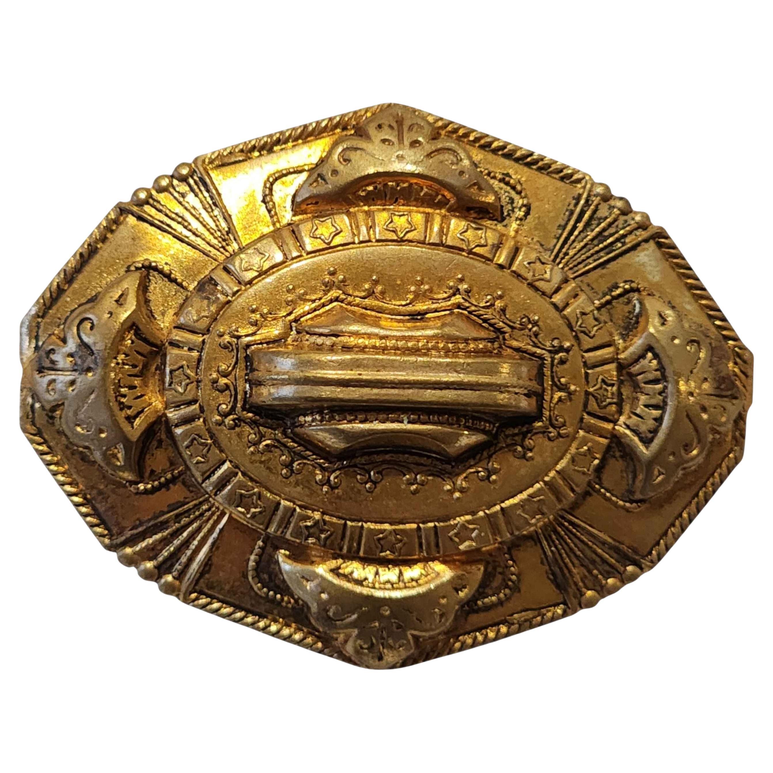 Spilla da lutto in ottone dorato vittoriano con motivo a scudo inciso, 1880 ca.