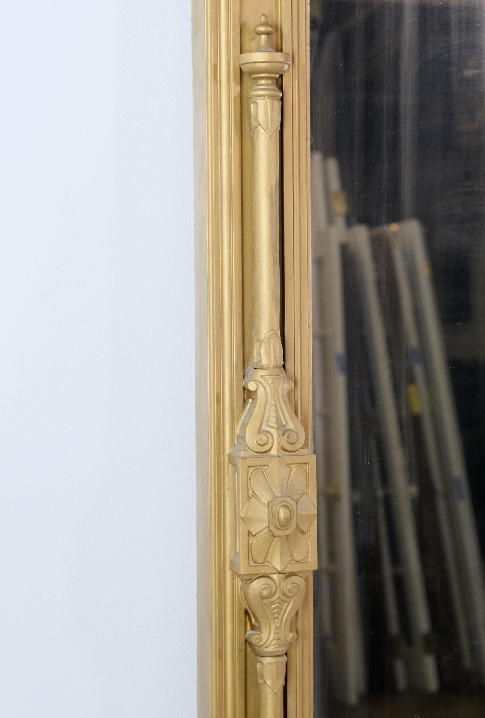 Viktorianischen vergoldeten geschnitzten Holz über Mantel Spiegel Figural & Floral Details 94 In.  im Zustand „Gut“ in New York, NY