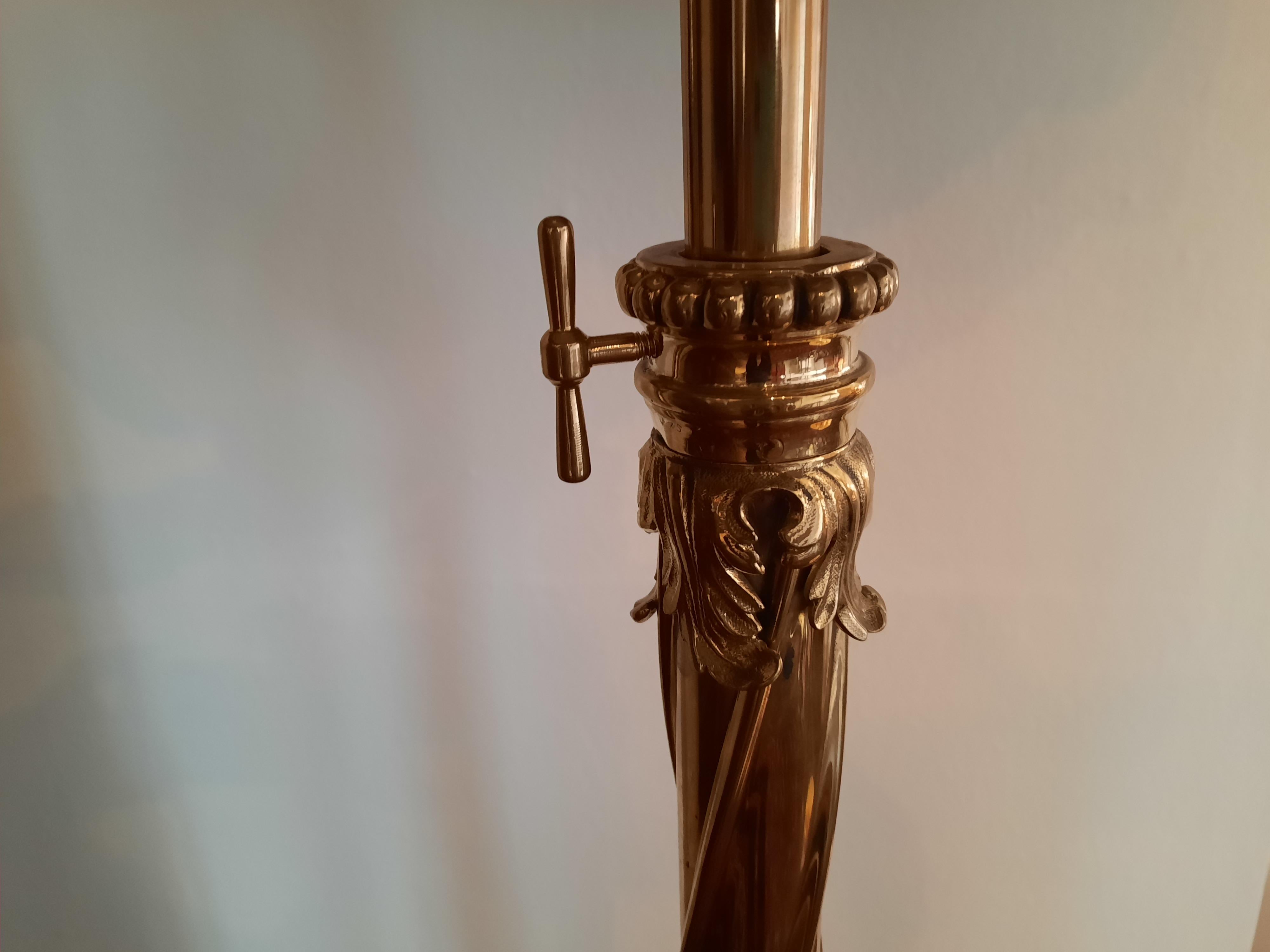 XIXe siècle Lampe à huile standard réglable en laiton doré de style victorien en vente