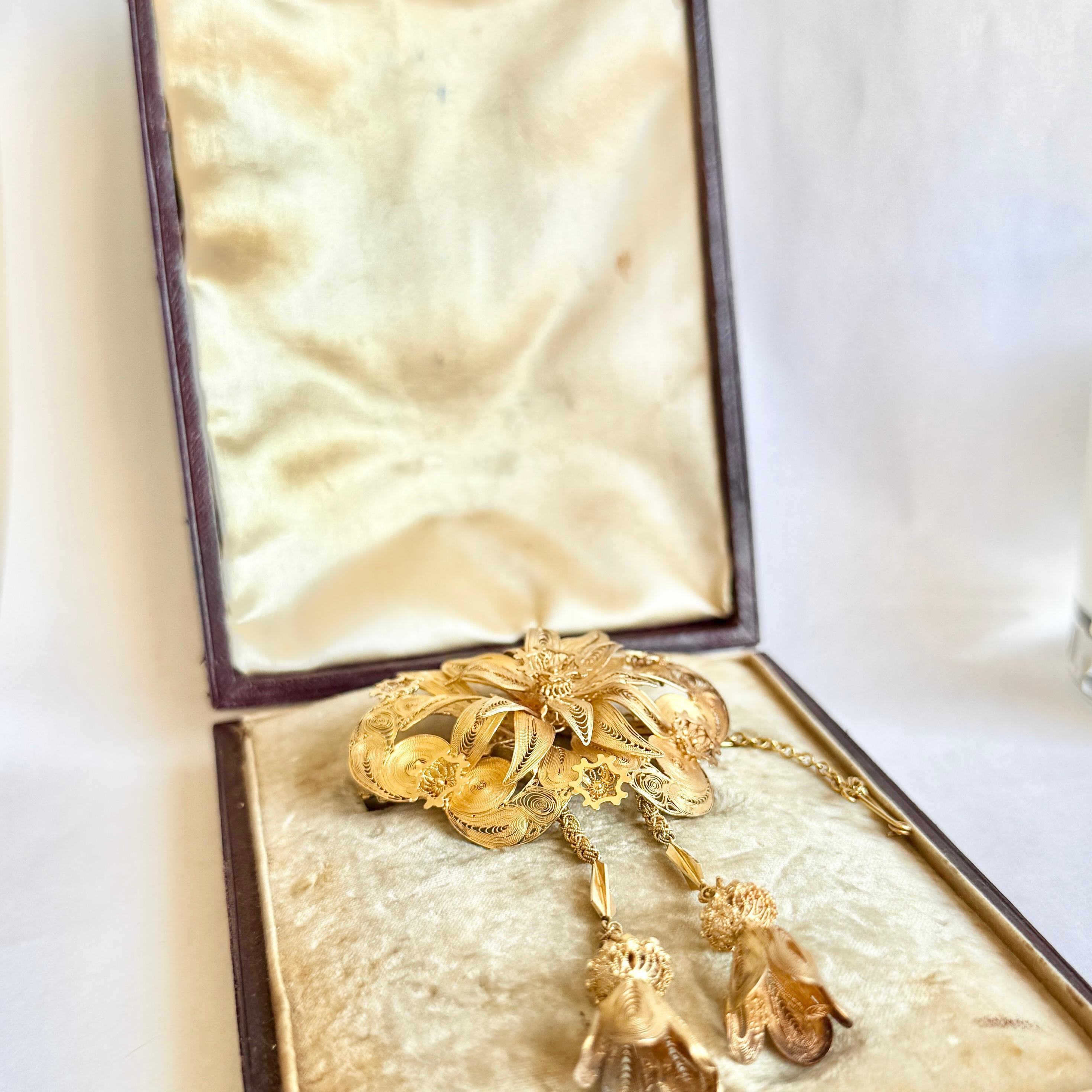 Cette jolie broche présente de nombreux détails. Il est livré dans la boîte d'origine illustrée.

Longueur de haut en bas : 9,2cm

Poids : 17.3 g