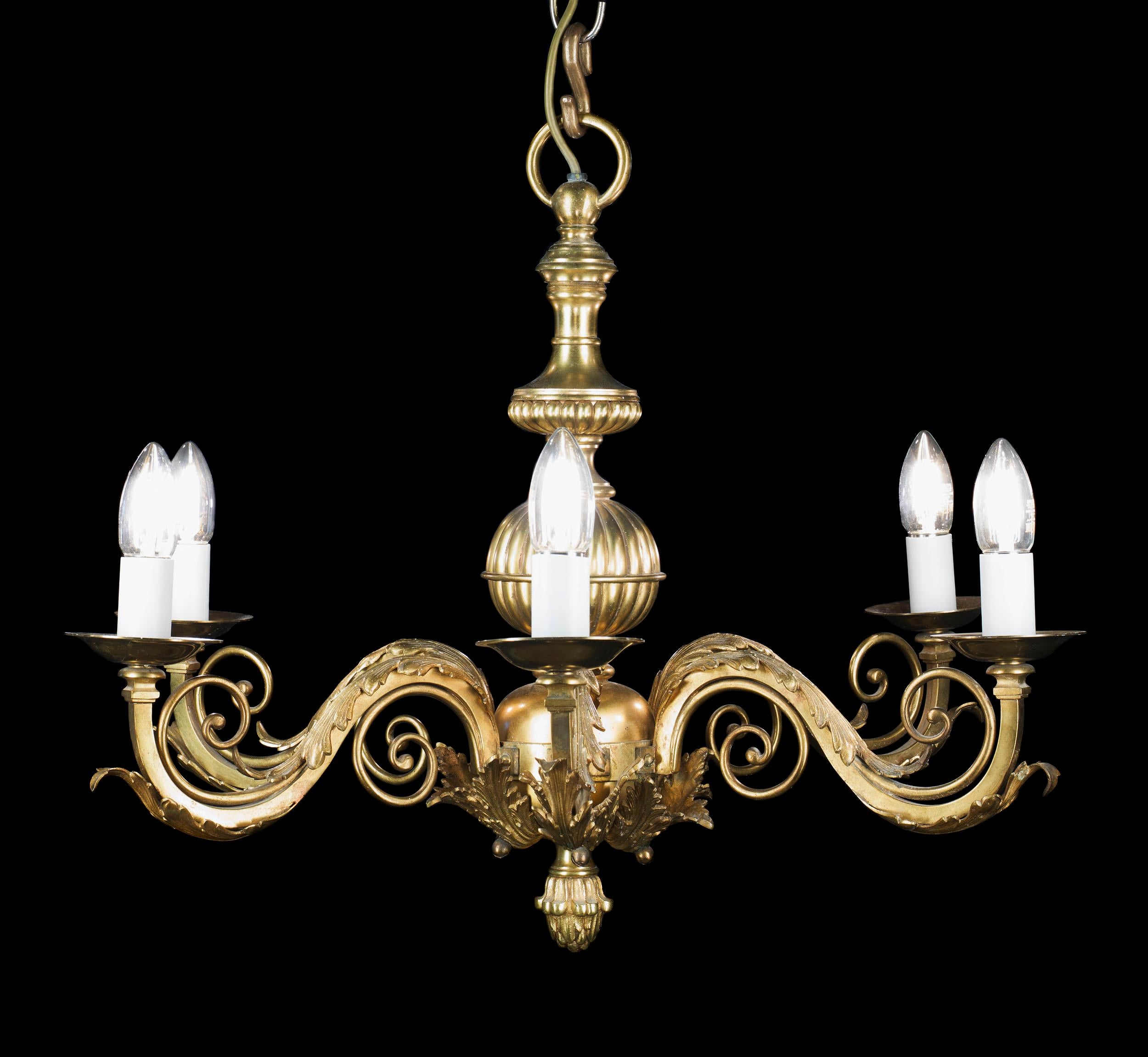 XIXe siècle Lustre à cinq branches doré de style victorien en vente