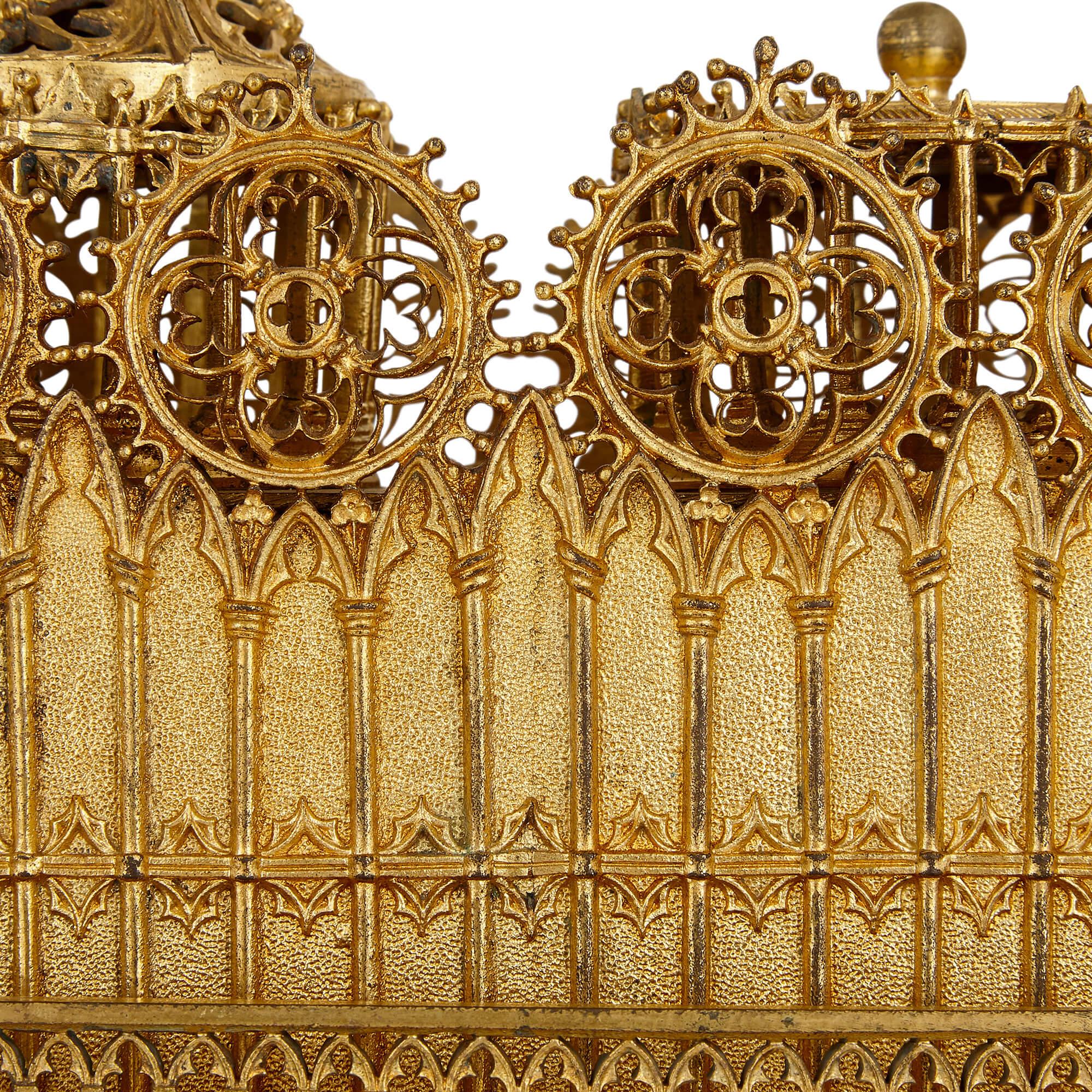 XIXe siècle Ensemble de bureau à encriers dorés de style gothique victorien en vente