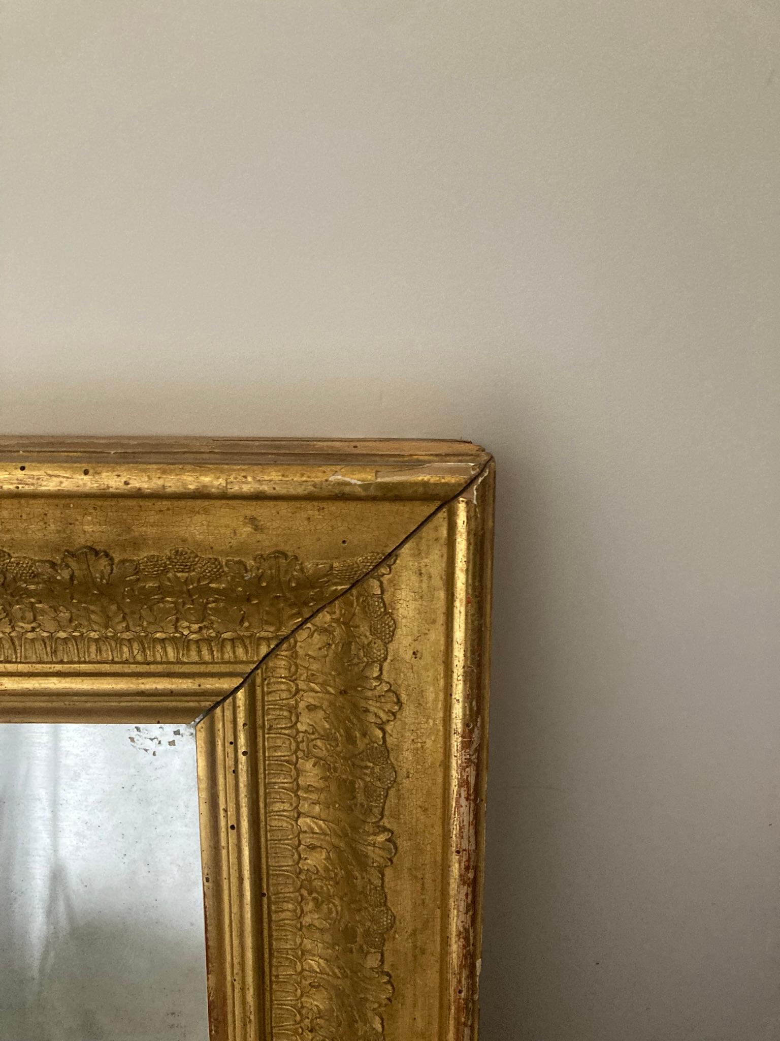 Viktorianischer vergoldeter Wandspiegel, der Rahmen ist mit einem geformten goldenen Blattmuster verziert (20. Jahrhundert) im Angebot