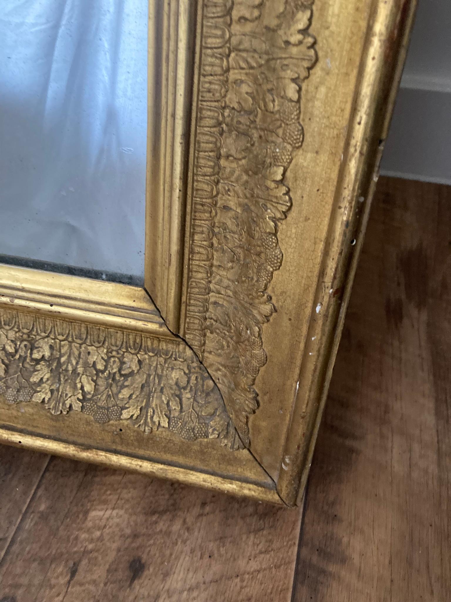 Viktorianischer vergoldeter Wandspiegel, der Rahmen ist mit einem geformten goldenen Blattmuster verziert (Vergoldetes Holz) im Angebot