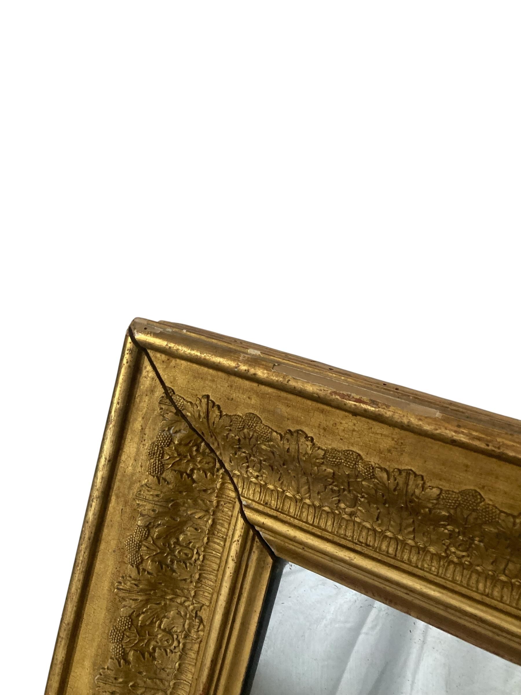 Viktorianischer vergoldeter Wandspiegel, der Rahmen ist mit einem geformten goldenen Blattmuster verziert im Angebot 2