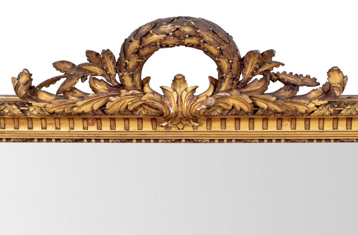 Specchio vittoriano in legno dorato e composizione dorata per paesaggi, fine del XIX secolo, sormontato da una corona di quercia e foglie d'acanto, cornice modanata con bande di nastri, foglie di quercia, alloro e bordi scanalati. 41
