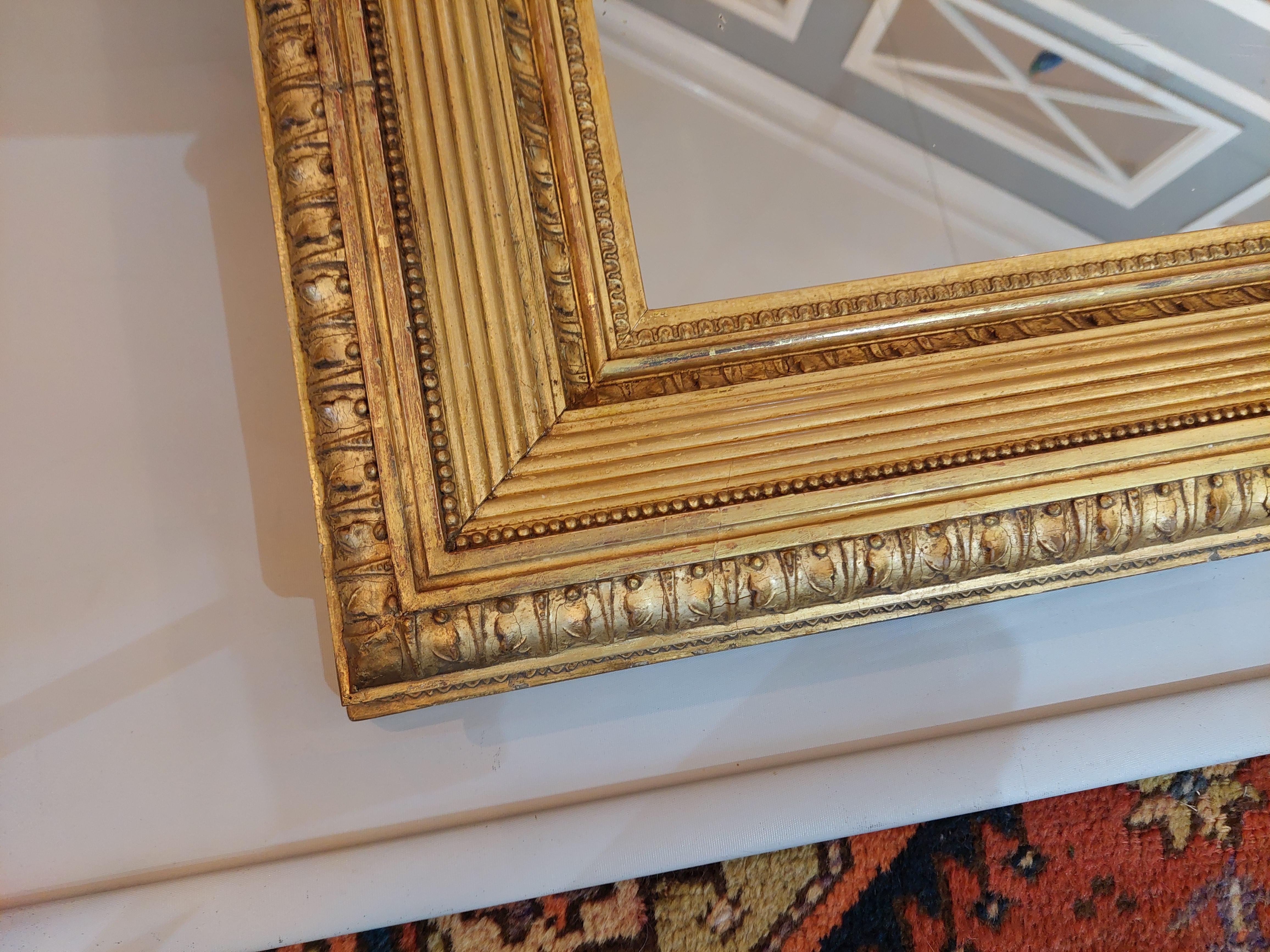 Specchio vittoriano incorniciato in legno dorato e gesso con decorazioni a foglie d'acanto e anthemion 32 