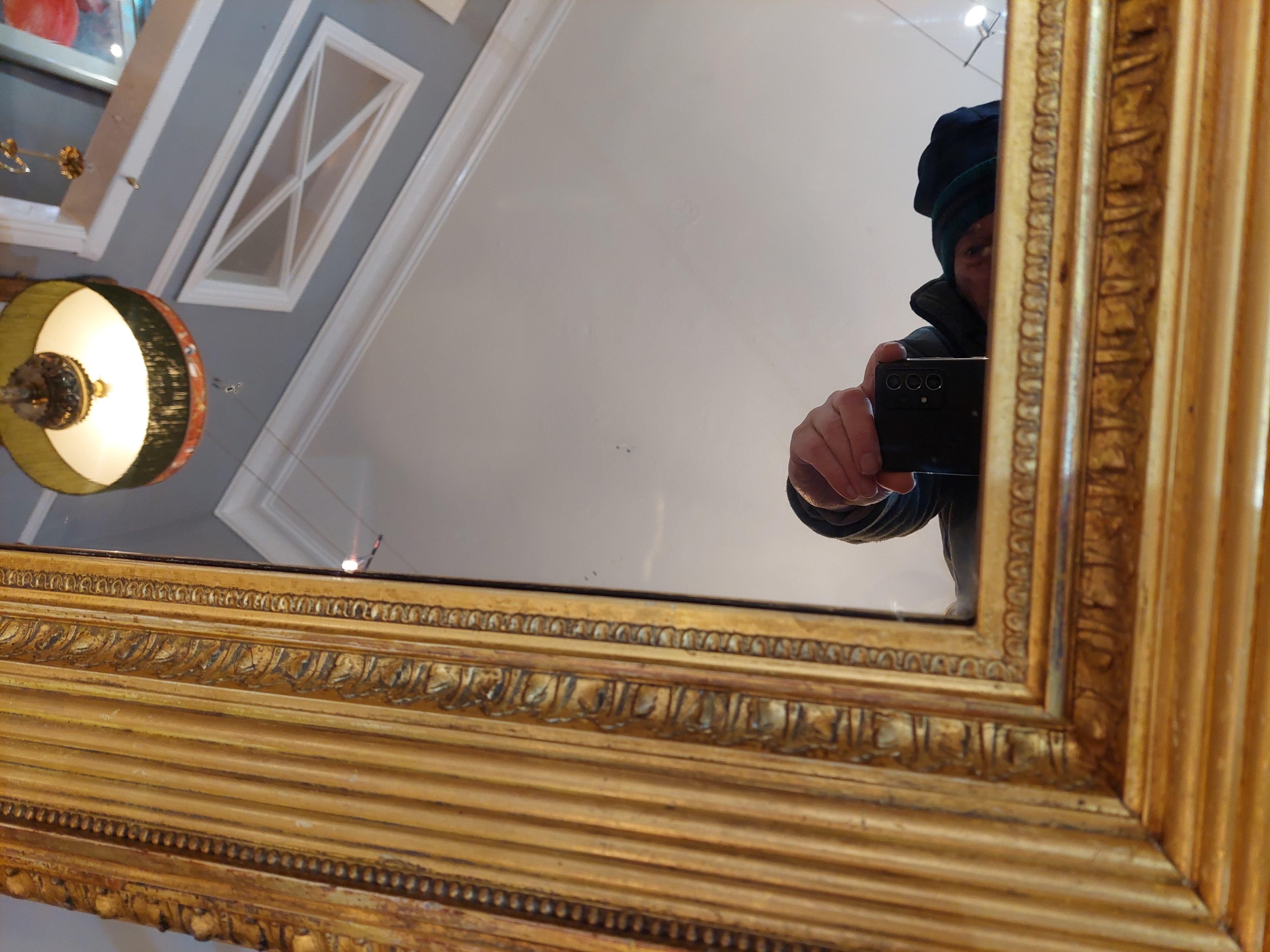 Pieno vittoriano Specchio vittoriano con cornice in legno dorato e gesso in vendita