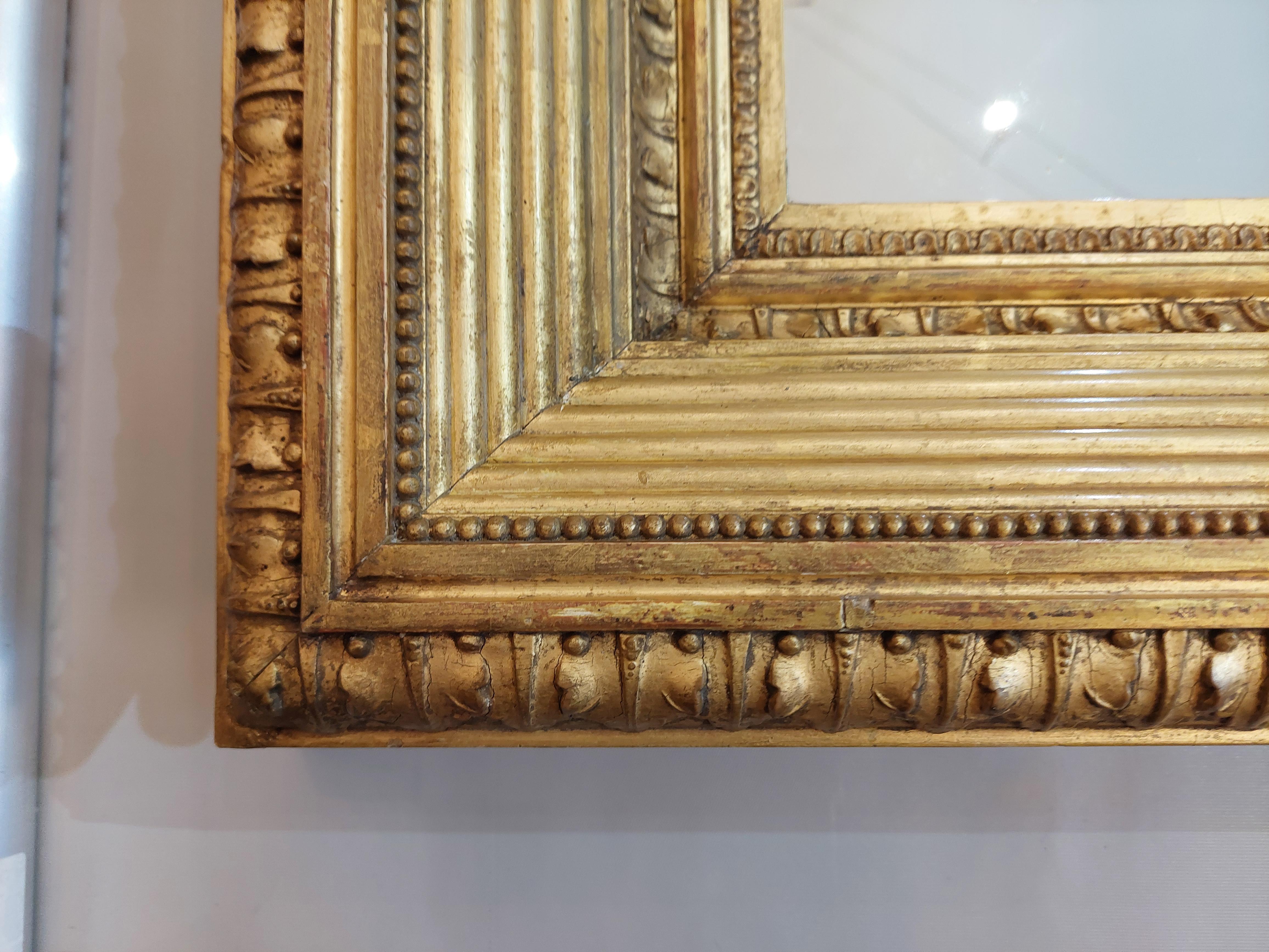 Gesso Specchio vittoriano con cornice in legno dorato e gesso in vendita