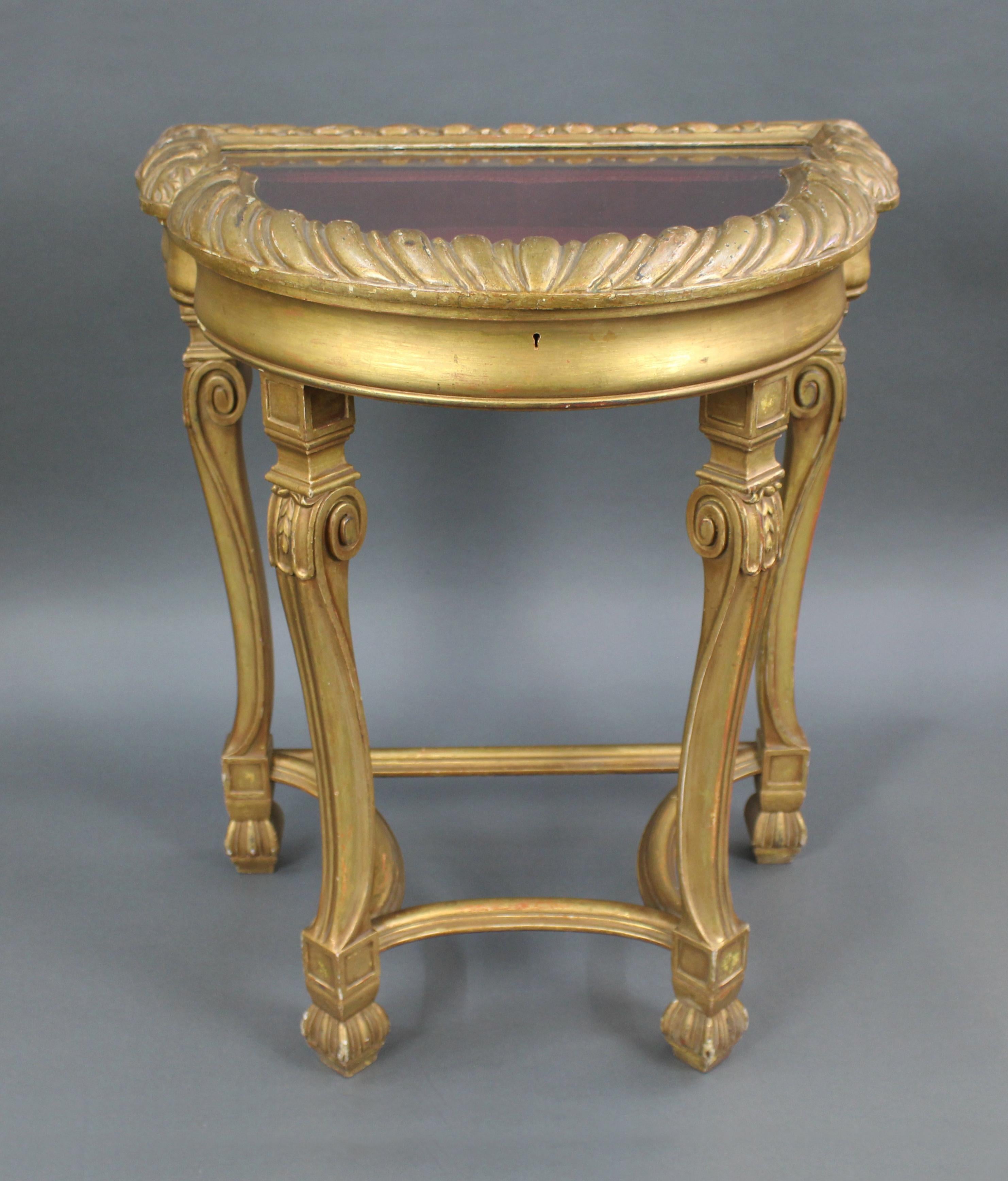 Table de présentation victorienne en bois doré Bijouterie
Angleterre, vers 1880

Table de bijouterie anglaise en bois doré, fine et décorative, du XIXe siècle, richement sculptée dans le goût classique. De forme demi-lune, le couvercle vitré à