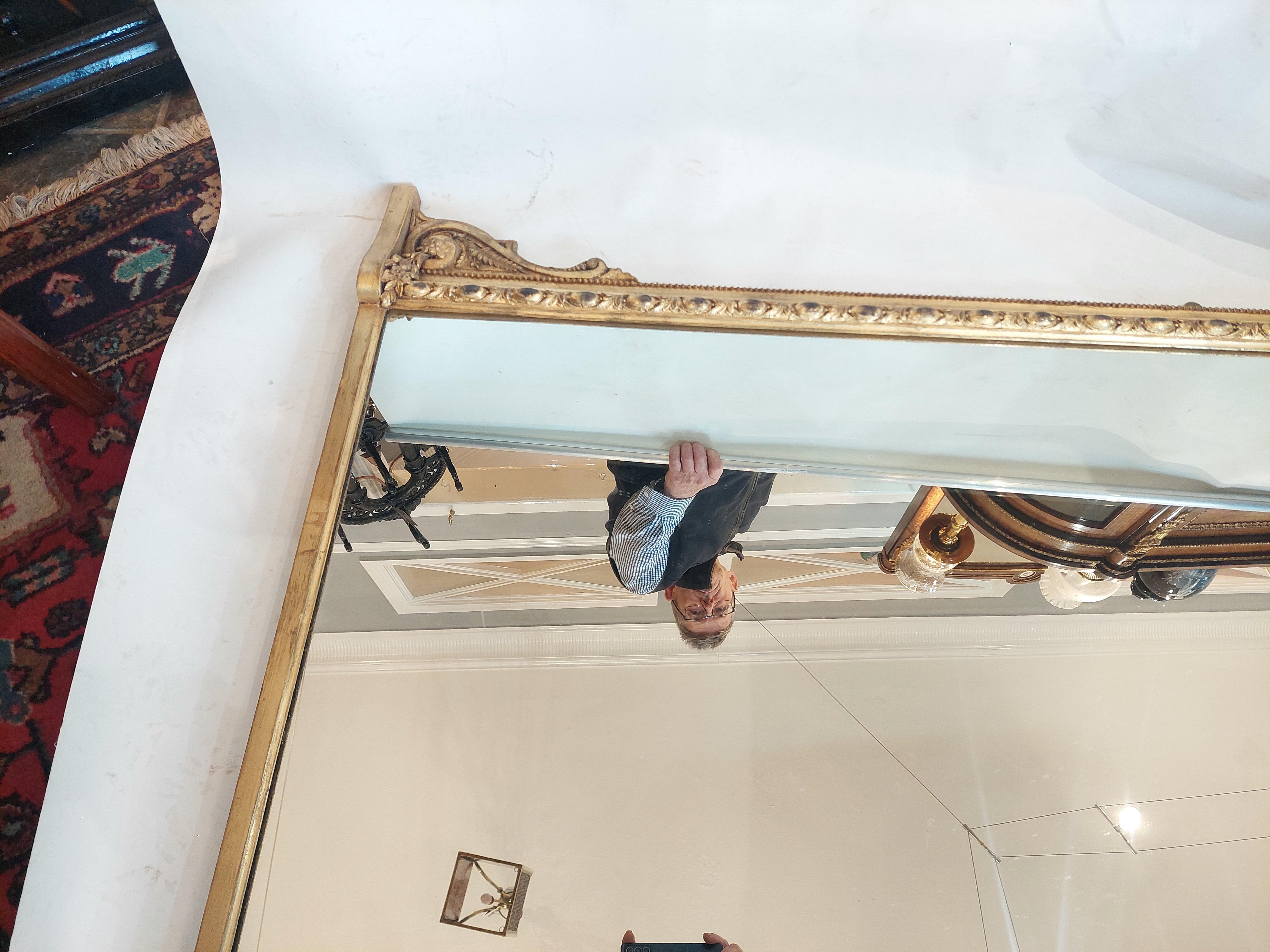 XIX secolo Specchio da parete vittoriano in legno dorato e gesso in vendita