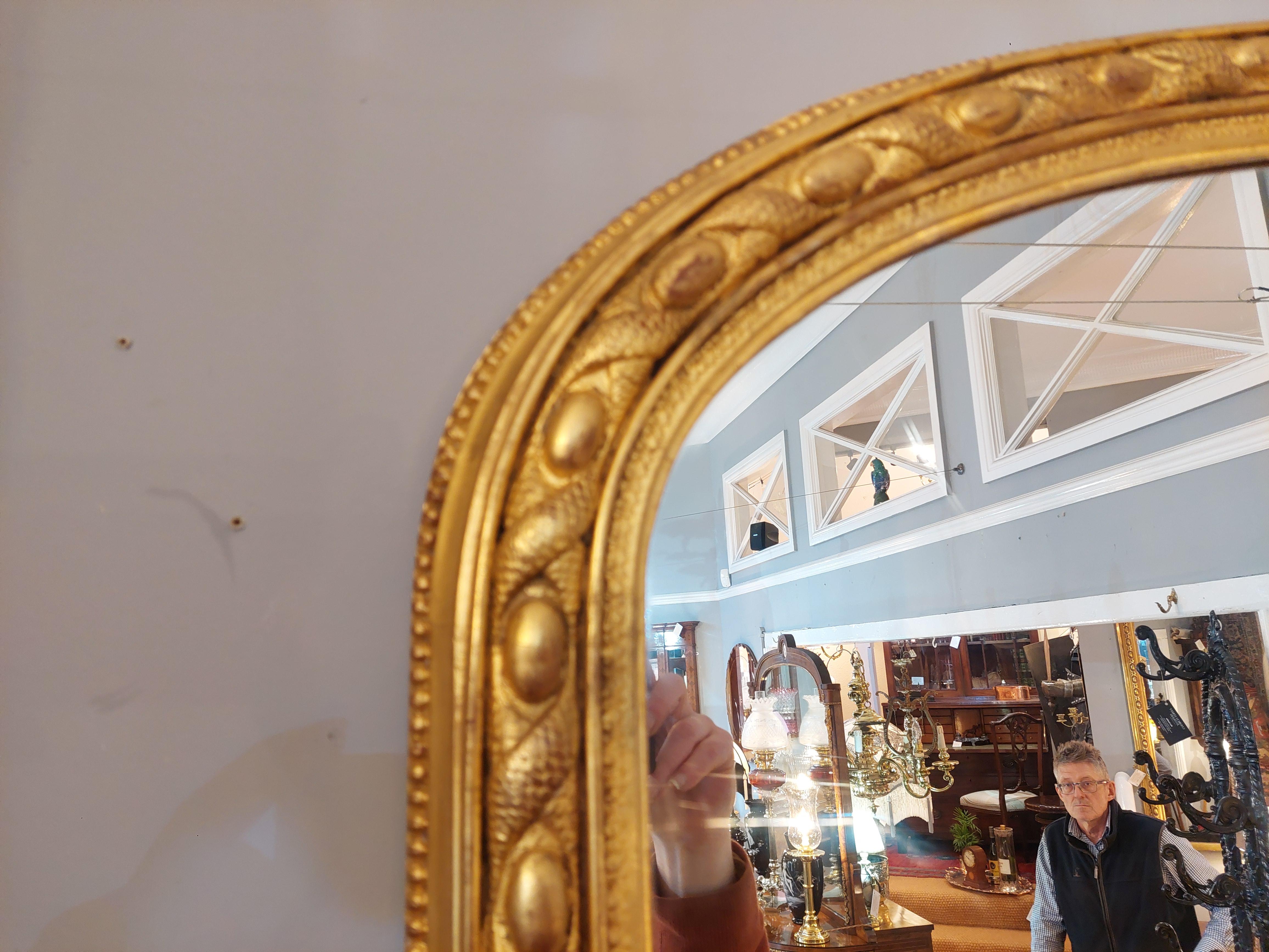 XIX secolo Specchio da parete vittoriano in legno dorato e gesso in vendita