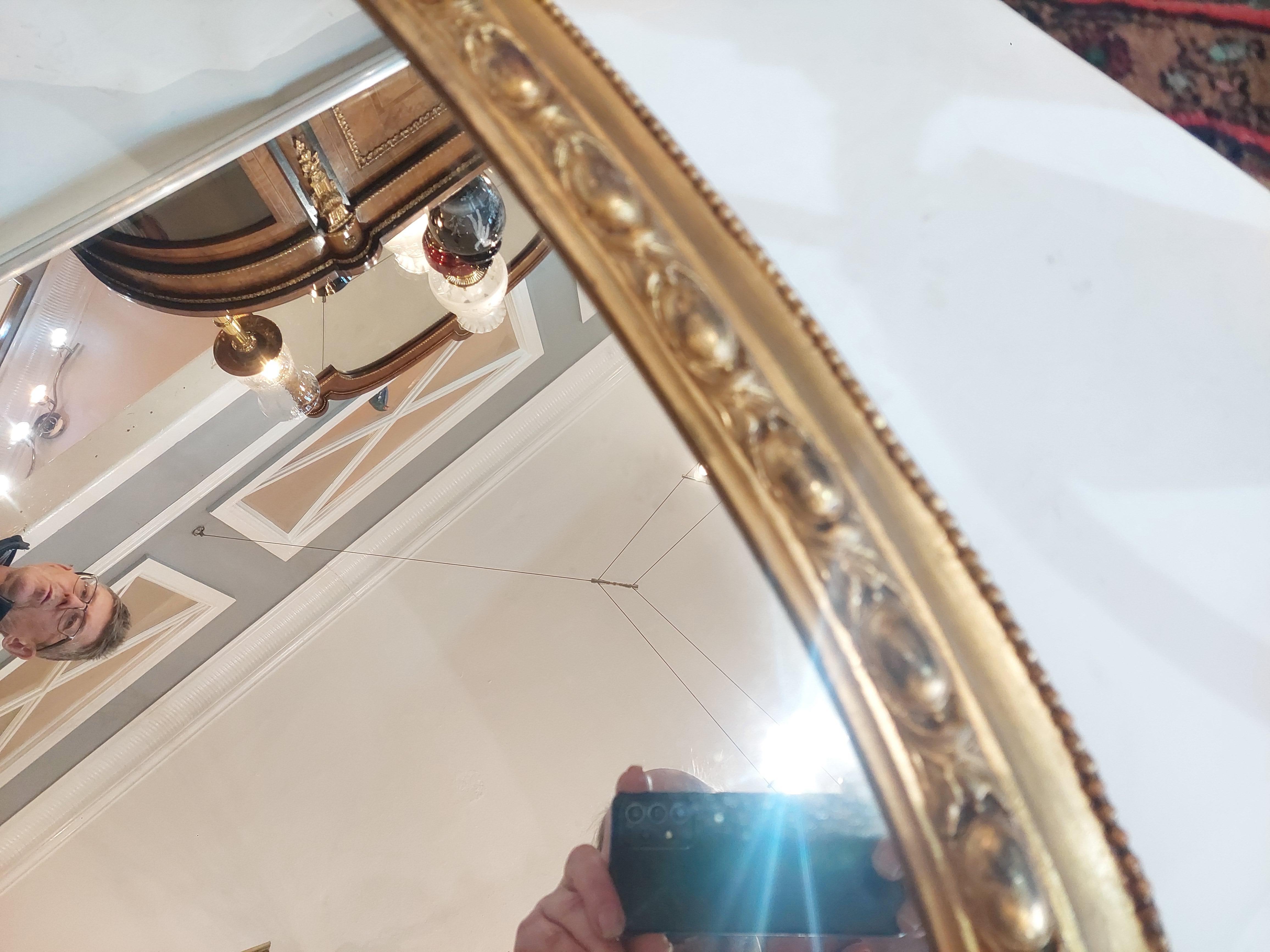 Specchio da parete vittoriano in legno dorato e gesso in vendita 2