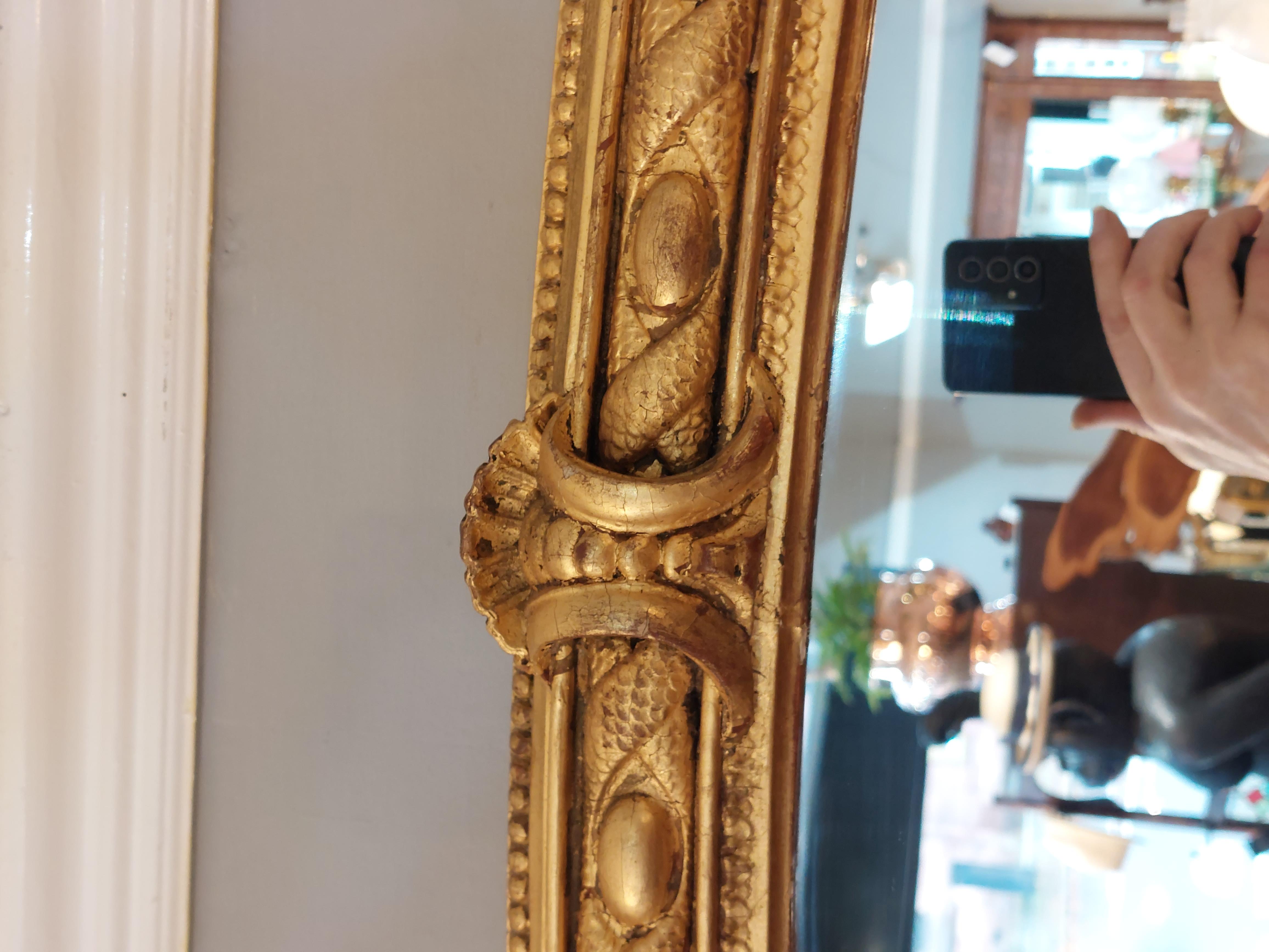 Specchio da parete vittoriano in legno dorato e gesso in vendita 2