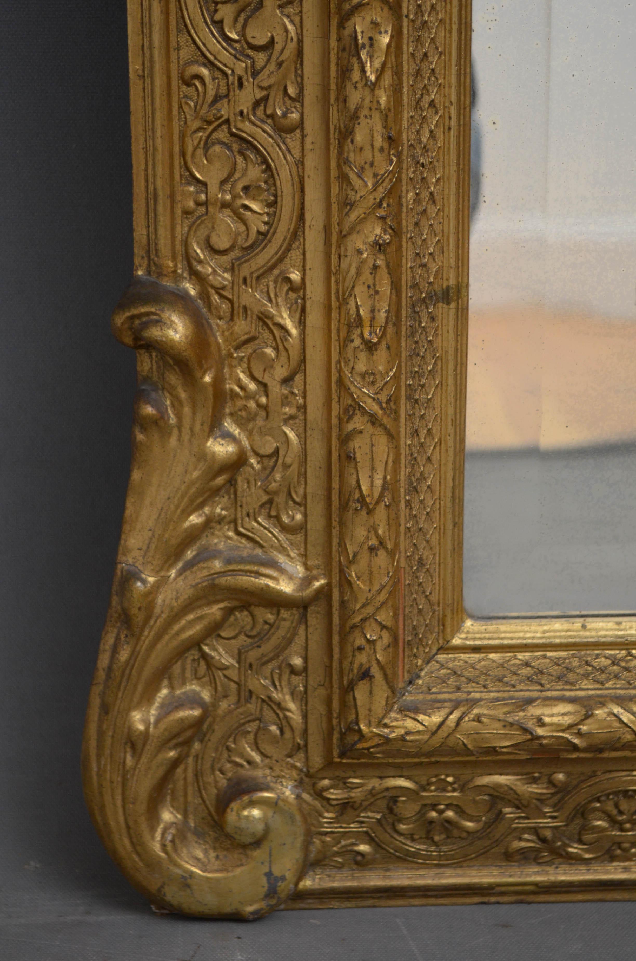 Sn4589 Vergoldeter viktorianischer Wandspiegel mit originalem, abgeschrägtem Glas mit einigen Stockflecken in einem fein geschnitzten Rahmen. Dieser antike Spiegel bewahrt sein ursprüngliches Glas, die Vergoldung und die Rückwand, um