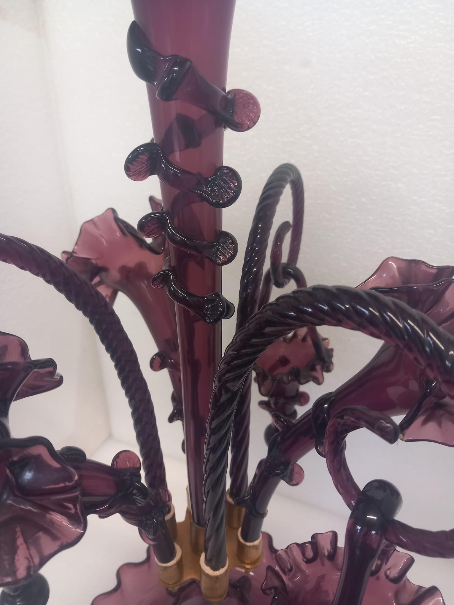  Un'épergne vittoriana in vetro risalente al 1860.
È estremamente raro trovarne uno simile in questo ricco vetro color prugna, in ottime condizioni e con tutti i pezzi intatti. 
Un vaso centrale a forma di fiore scanalato con due vasi più piccoli ma