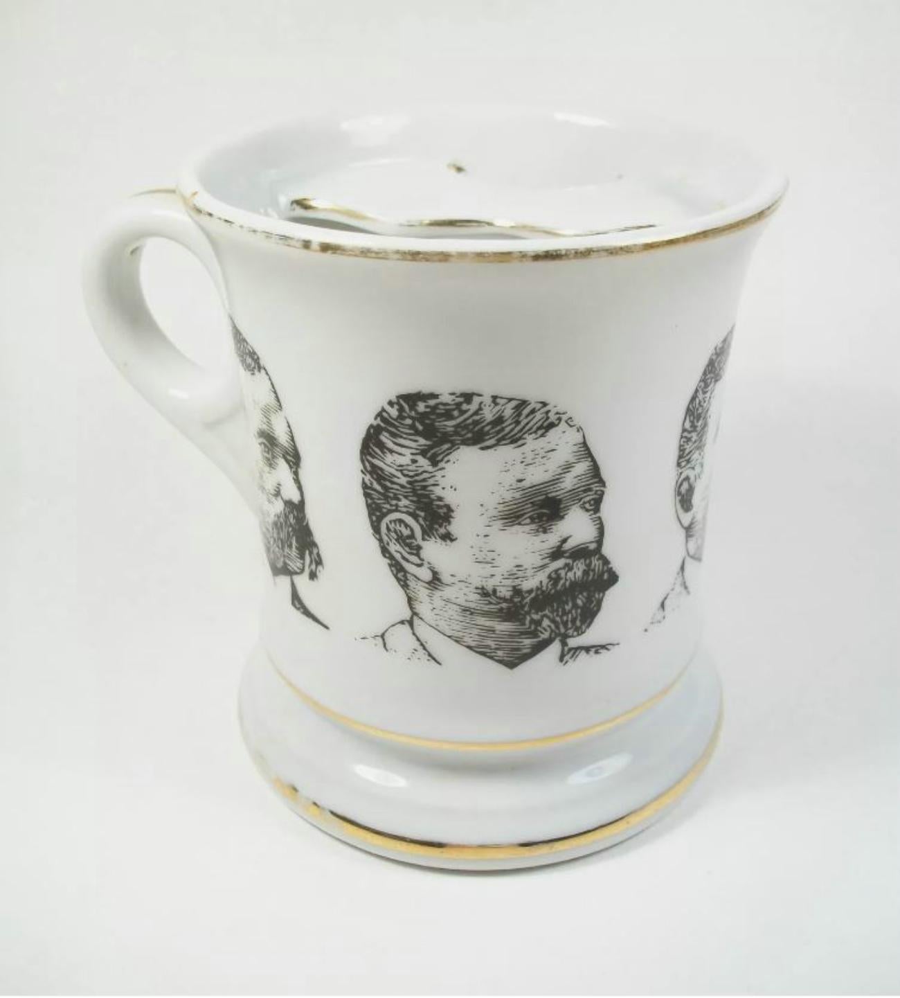 Antike viktorianische glasierte Keramik Schnurrbart Tasse / Becher - Transfer dekoriert - vergoldete Details - unsigned - Ende des 19. Jahrhunderts. 

Ausgezeichneter antiker Zustand - kleiner Glasurabplatzer (wie fotografiert) - Vergoldungsverlust