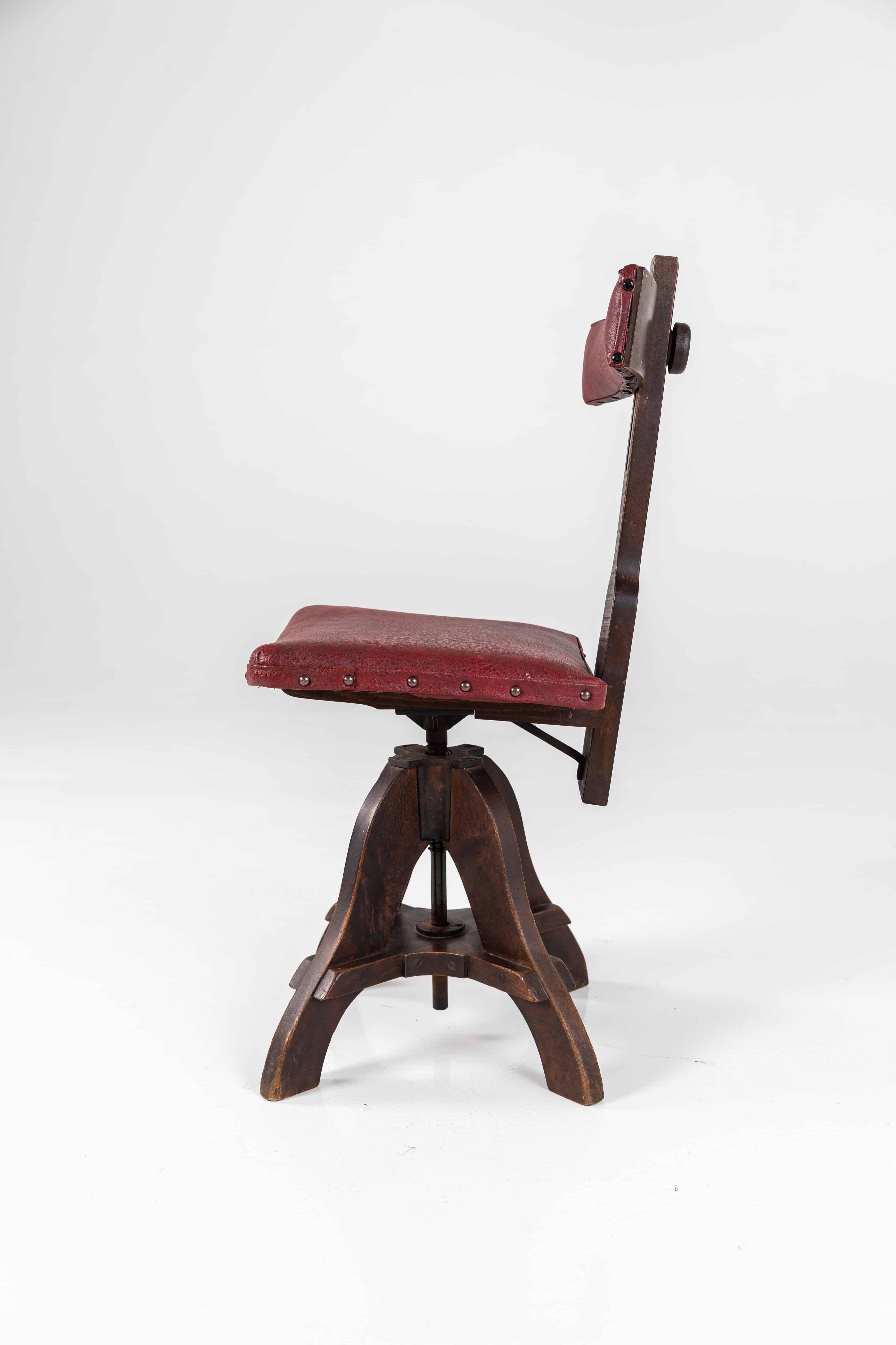 Oak framed draughtsman's chair of exceptional quality manufactured by Glenister’s of High Wycombe. c.1880

Height adjustable on threaded rod, along with back rest. Later leatherette covering, with original oil cloth beneath and horse hair padding.
