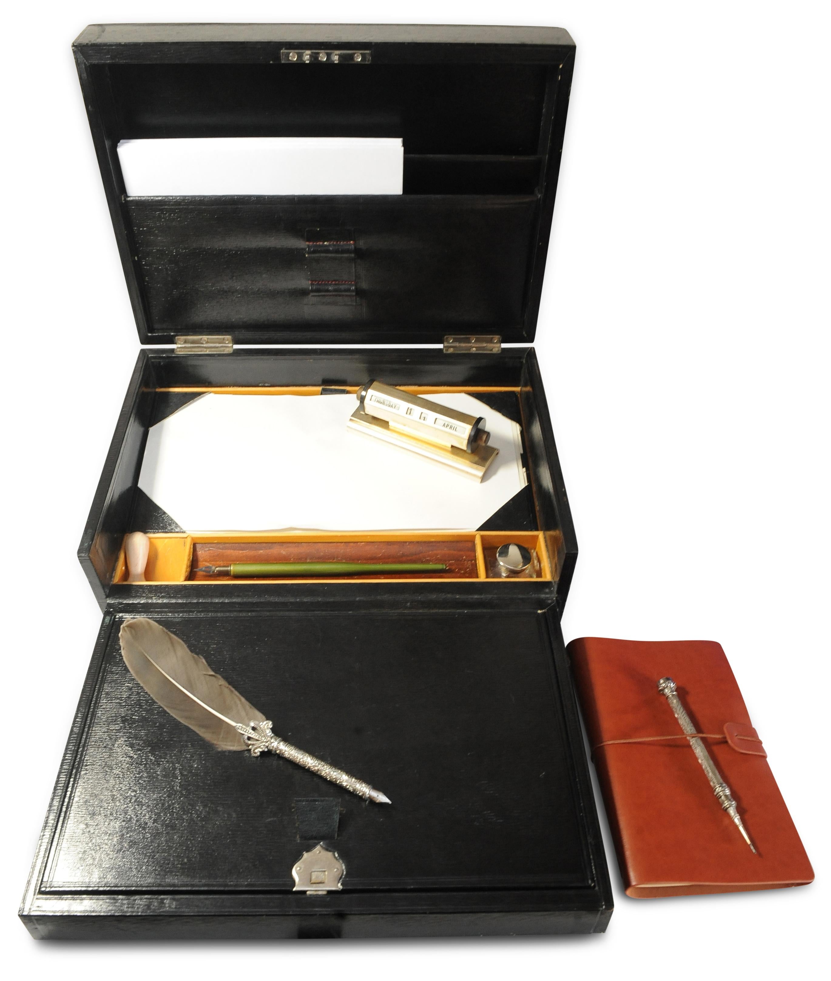Victorian Glossy Extending Black Leather Stationary Writing Slope With Key  In Good Condition For Sale In High Wycombe, GB
