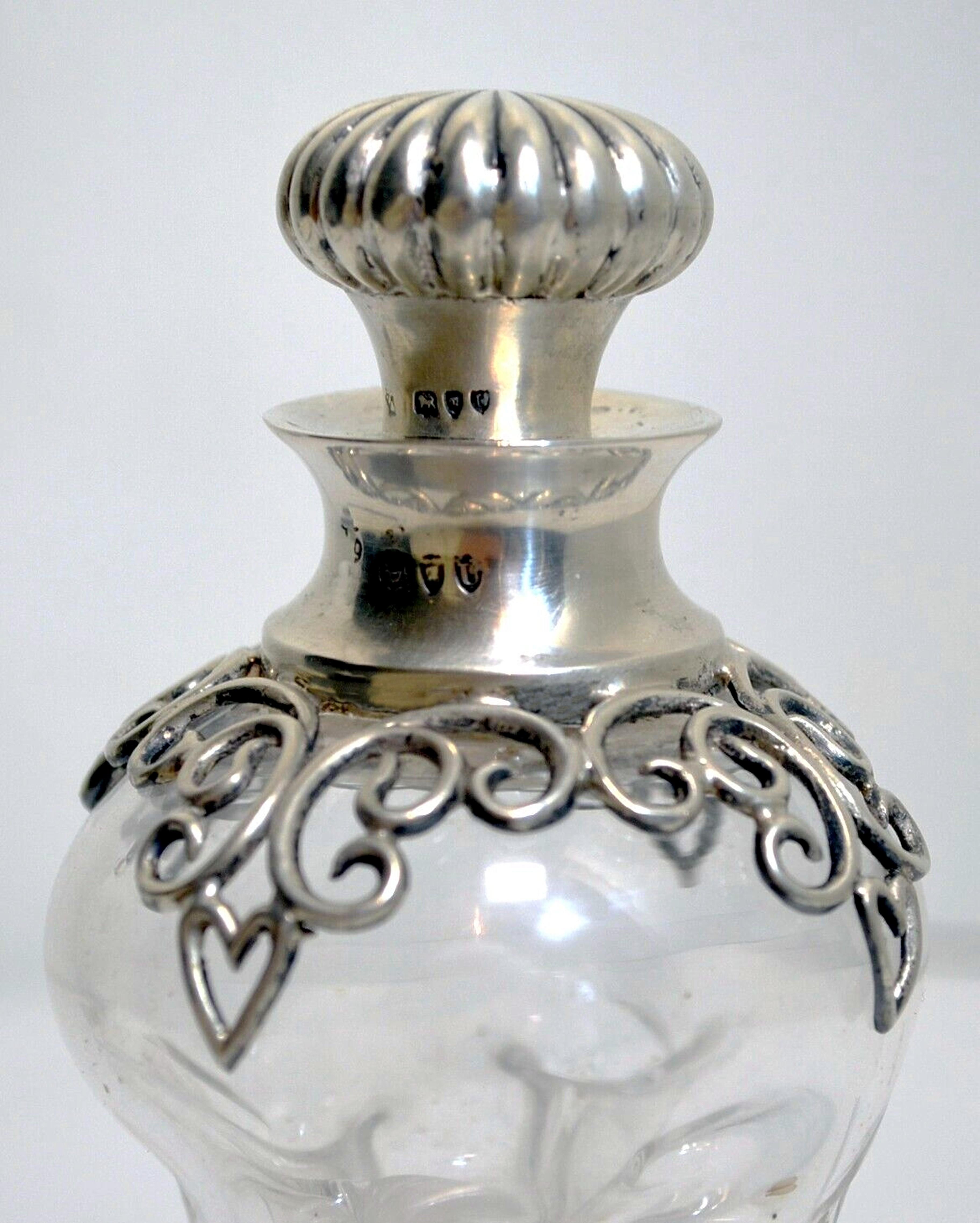 Victorian glug glug decanter bottle in cut crystal and sterling silver In Good Condition For Sale In ARGENTEUIL, FR