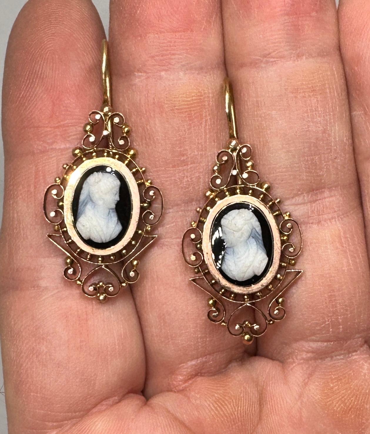 Pendientes Victorianos Diosa Mujer Camafeo Piedra Dura Oro Colgante Caída Circa 1870 Corte de retrato en venta