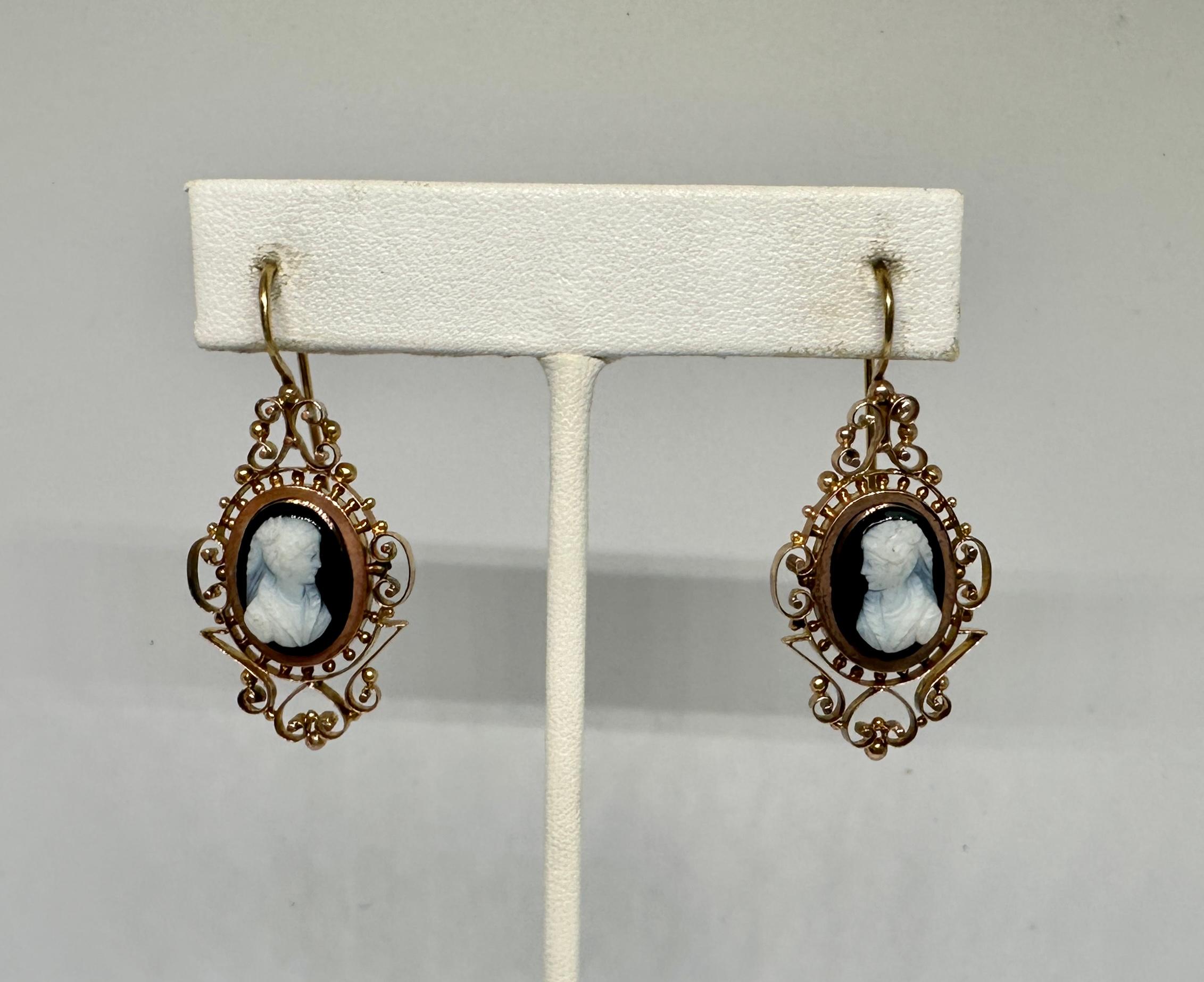 Pendientes Victorianos Diosa Mujer Camafeo Piedra Dura Oro Colgante Caída Circa 1870 en Excelente estado para la venta en New York, NY