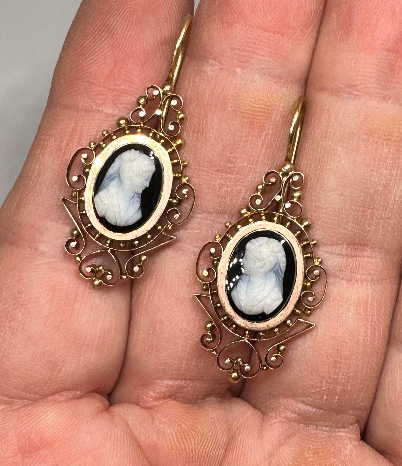 Pendientes Victorianos Diosa Mujer Camafeo Piedra Dura Oro Colgante Caída Circa 1870 en venta 1