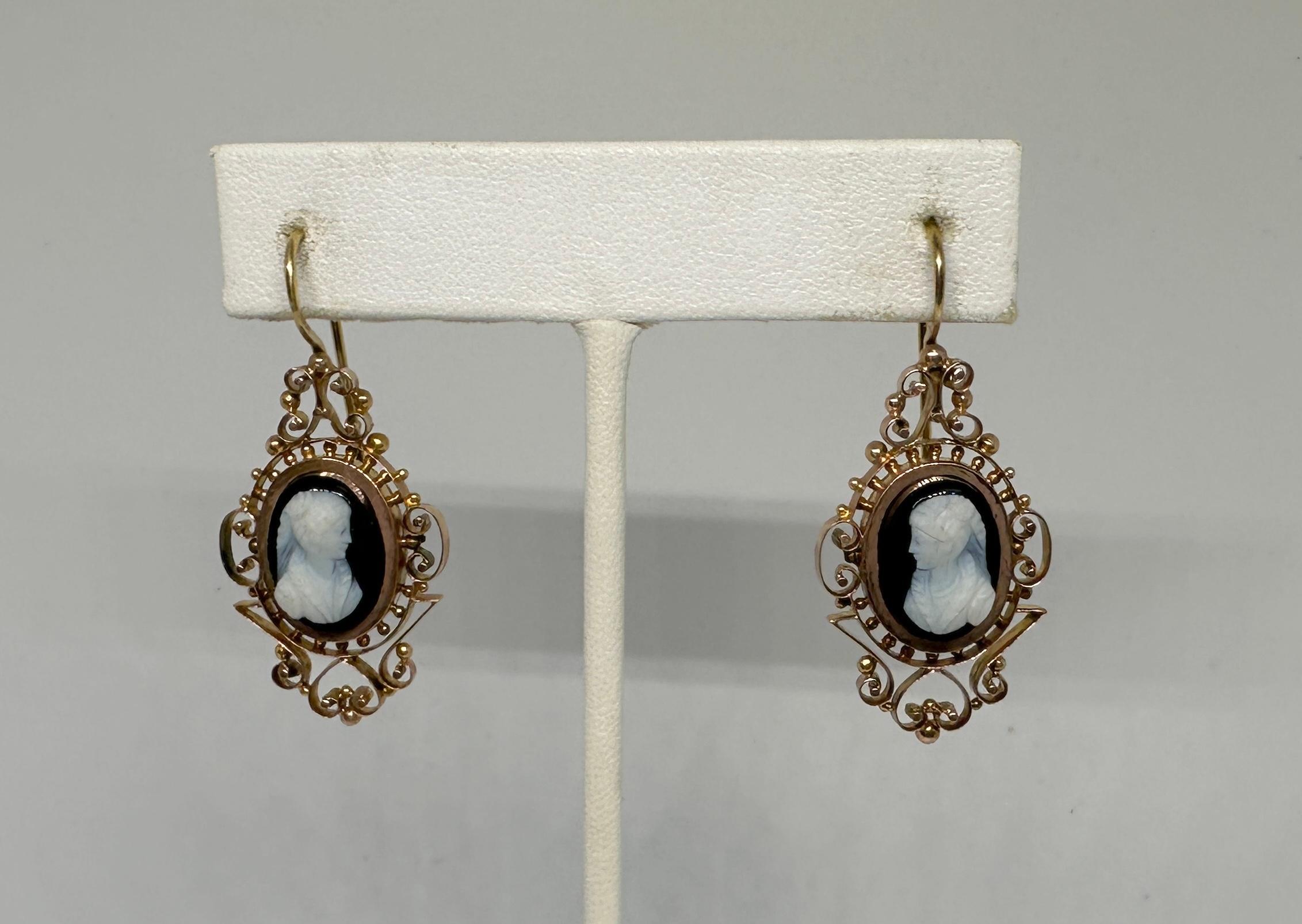 Pendientes Victorianos Diosa Mujer Camafeo Piedra Dura Oro Colgante Caída Circa 1870 en venta 4