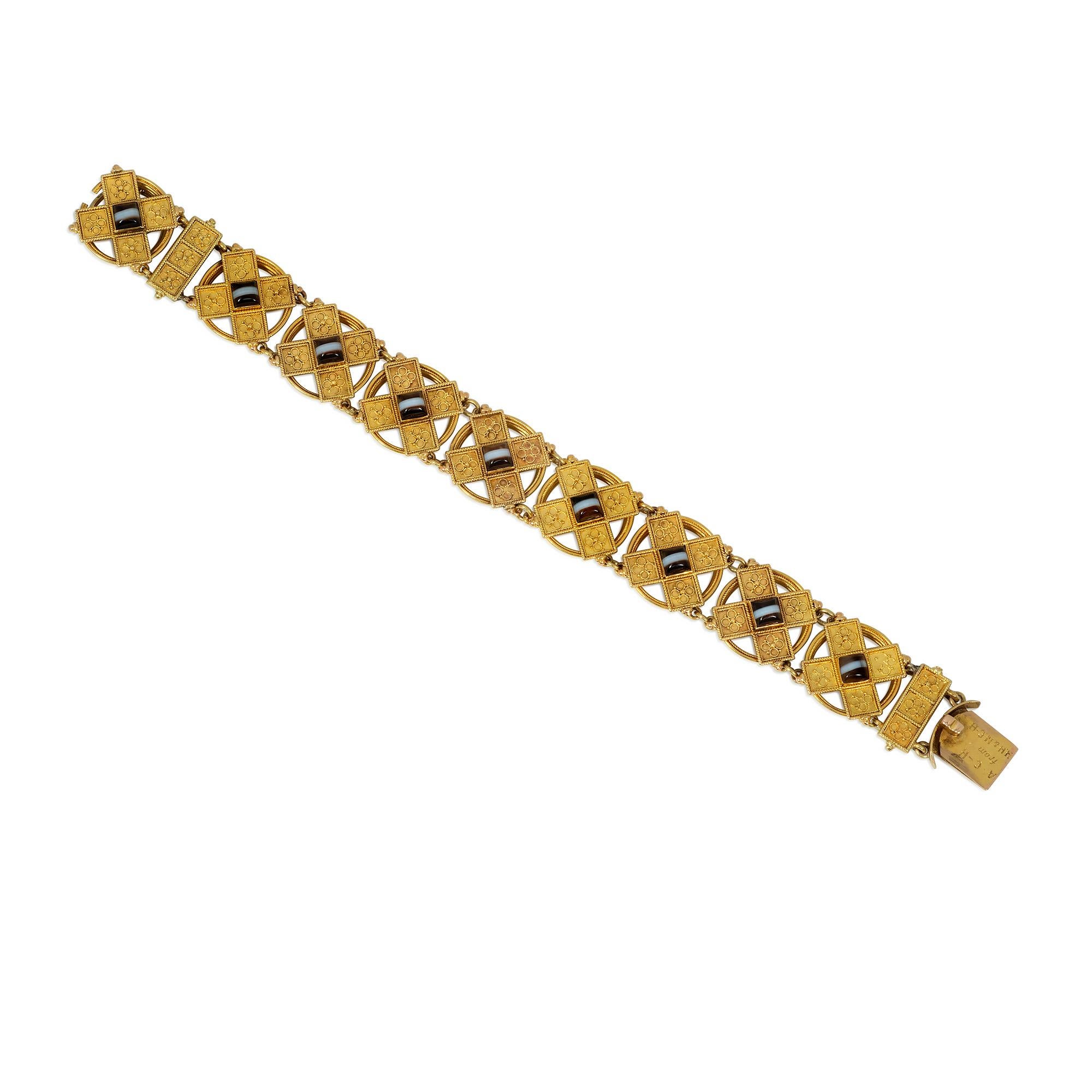 Ein antikes Gold- und Achatarmband aus der viktorianischen Zeit im Stil der etruskischen Wiedergeburt, bestehend aus offenen kreisförmigen Gliedern mit X-förmigen Plaketten, die mit Drahtgeflecht und Granulation verziert sind, wobei jede Plakette in