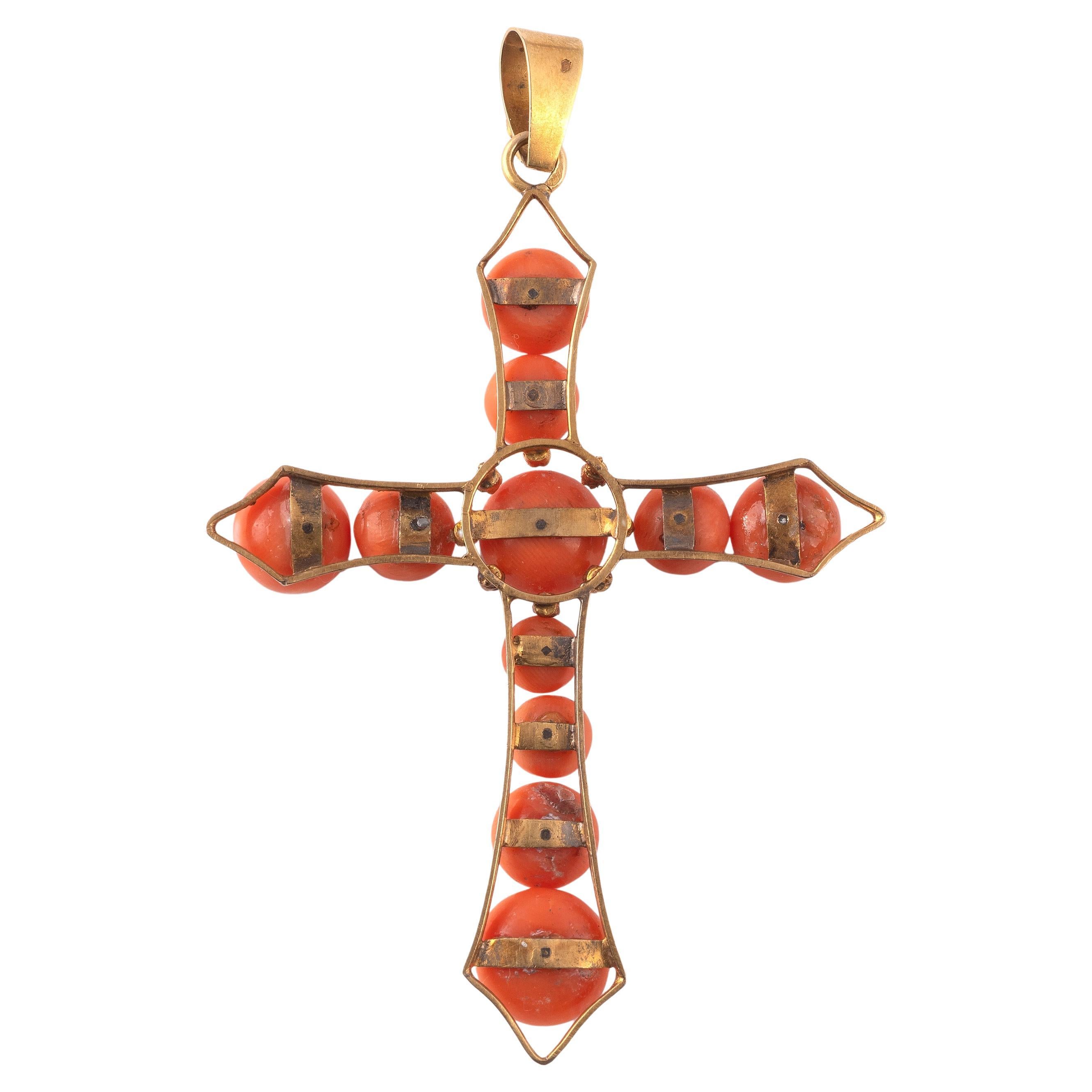 Pendentif en forme de croix victorienne créé avec des pierres cabochons en corail naturel. Cette jolie croix ancienne est magnifiquement décorée de sept cabochons de corail rouge sur la face avant. Dont un bouton en corail fixé à la caution. Les