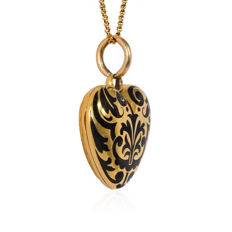 Victorian Gold and Enamel Heart Locket on Chain with Double-Sided Decoration In Good Condition In New York, NY