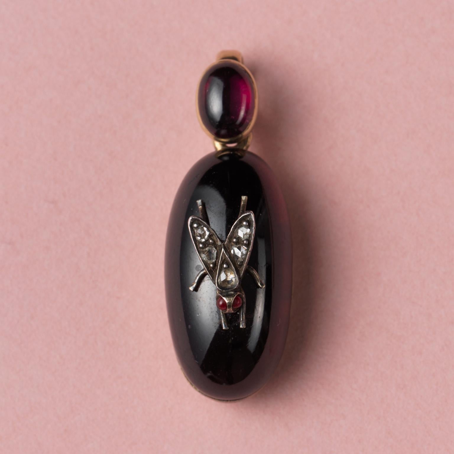 Victorian Gold and Garnet Fly Pendant In Good Condition In Amsterdam, NL