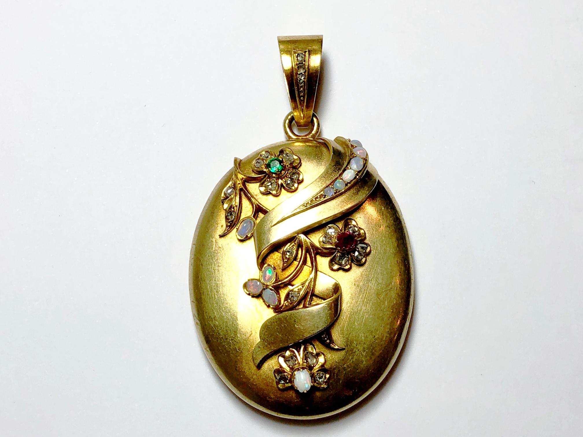Victorian Gold and Gem Set Locket In Good Condition In London, GB