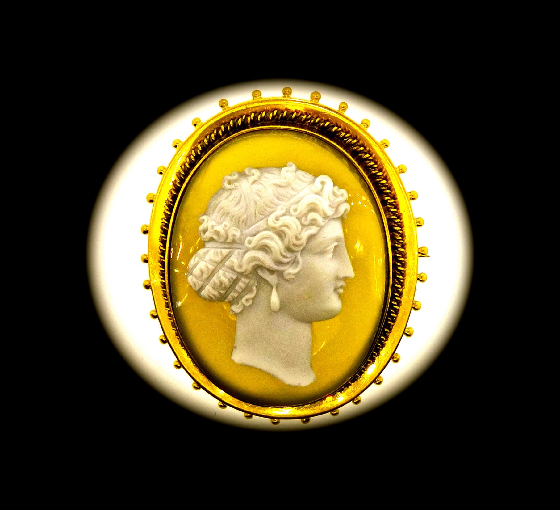 Women's or Men's Victorian Gold and Hard Stone Cameo Brooch, circa 1870