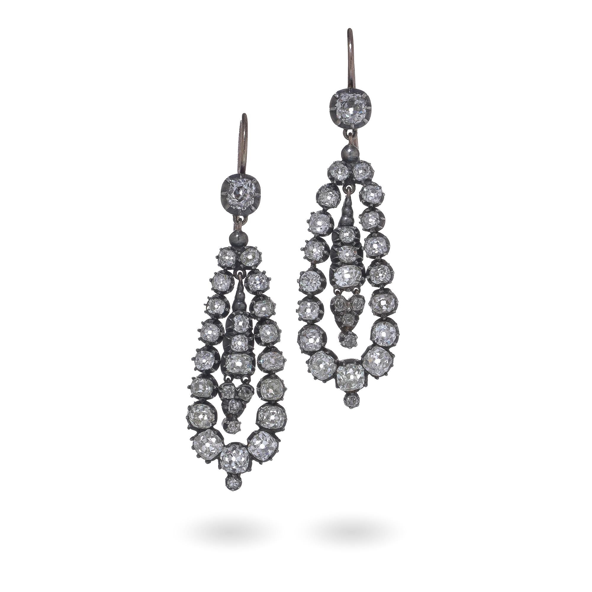 Un paio di orecchini a goccia articolati della fine del XIX secolo con diamanti taglio vecchio europeo incastonati in montature d'argento e oro. Ogni orecchino presenta una disposizione graduata a doppia goccia, con una linea centrale di diamanti