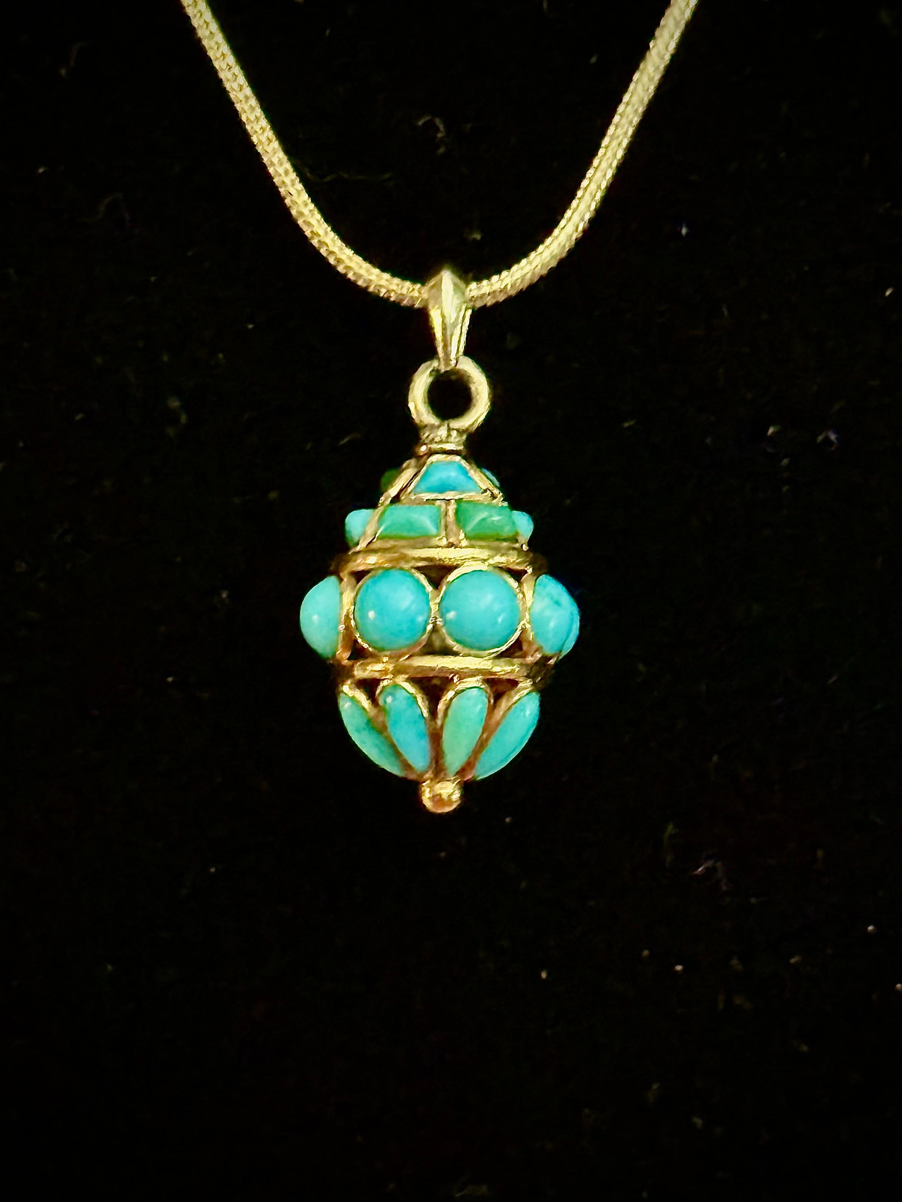 Ce petit pendentif est d'une délicatesse exquise. Le style est quelque peu exotique, peut-être turc, mais il est de fabrication européenne ou anglaise. I+I 

La cage est en or jaune. Entre les pièces d'orfèvrerie ouvertes, l'espace est rempli de