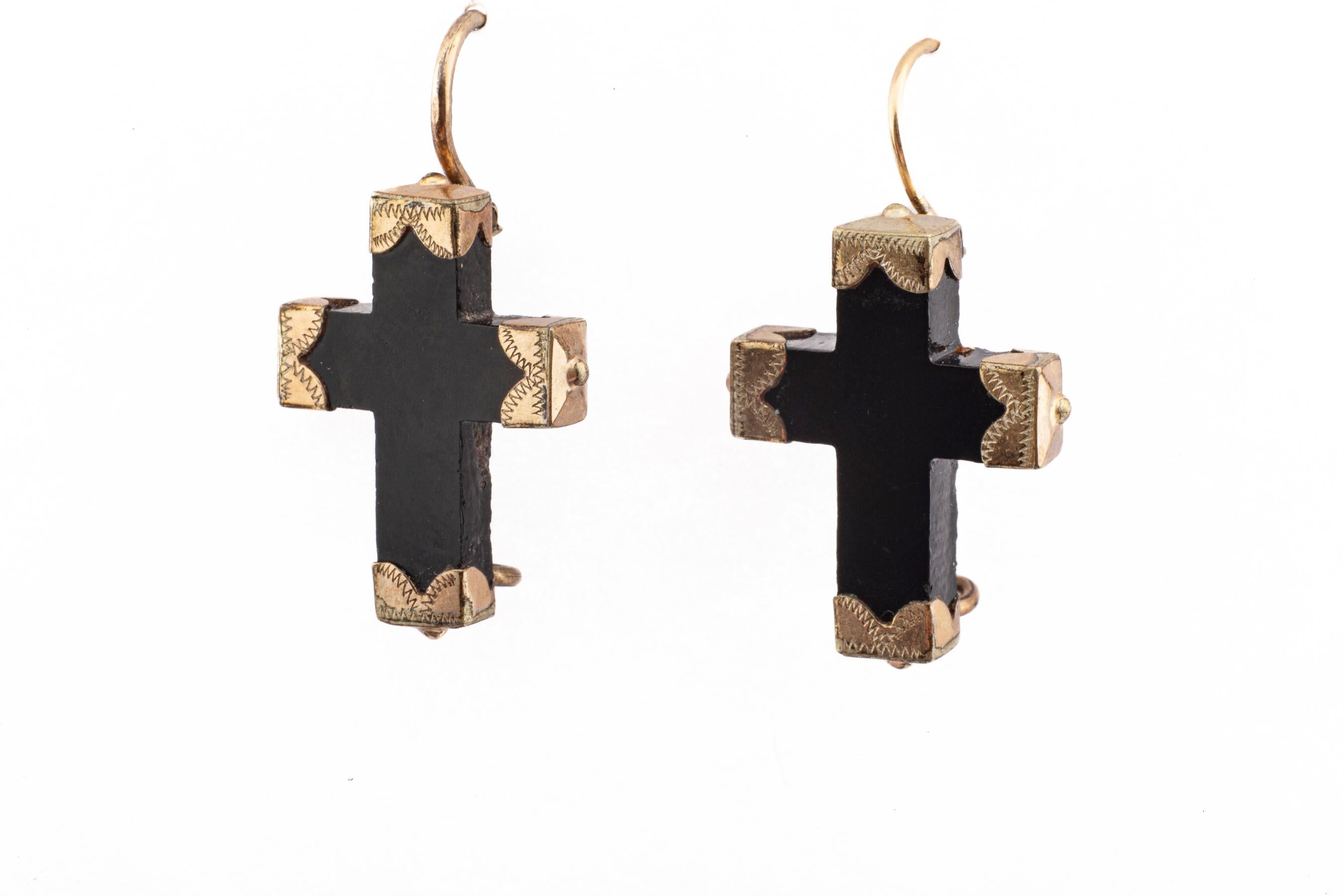 Orecchini vittoriani a croce in oro e getto di Whitby in vendita 1