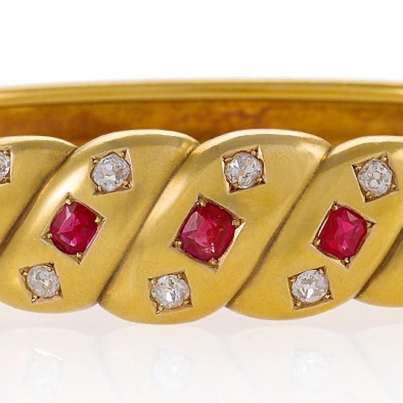 Victorian Gold Bangle Bracelet with Diamonds and Rubies In Excellent Condition In New York, NY