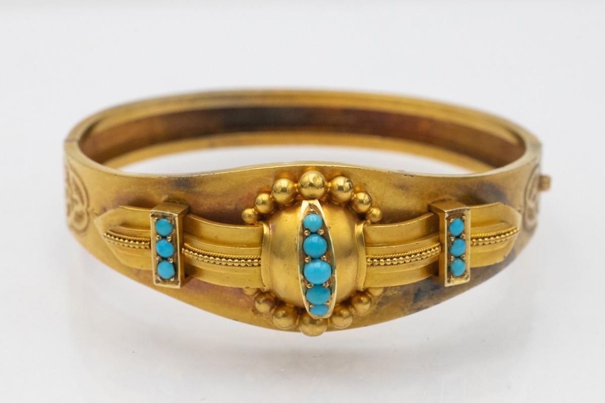 Cabochon Victorian high carat gold bracelet with turquoises, Great Britain, 1850-1880. For Sale