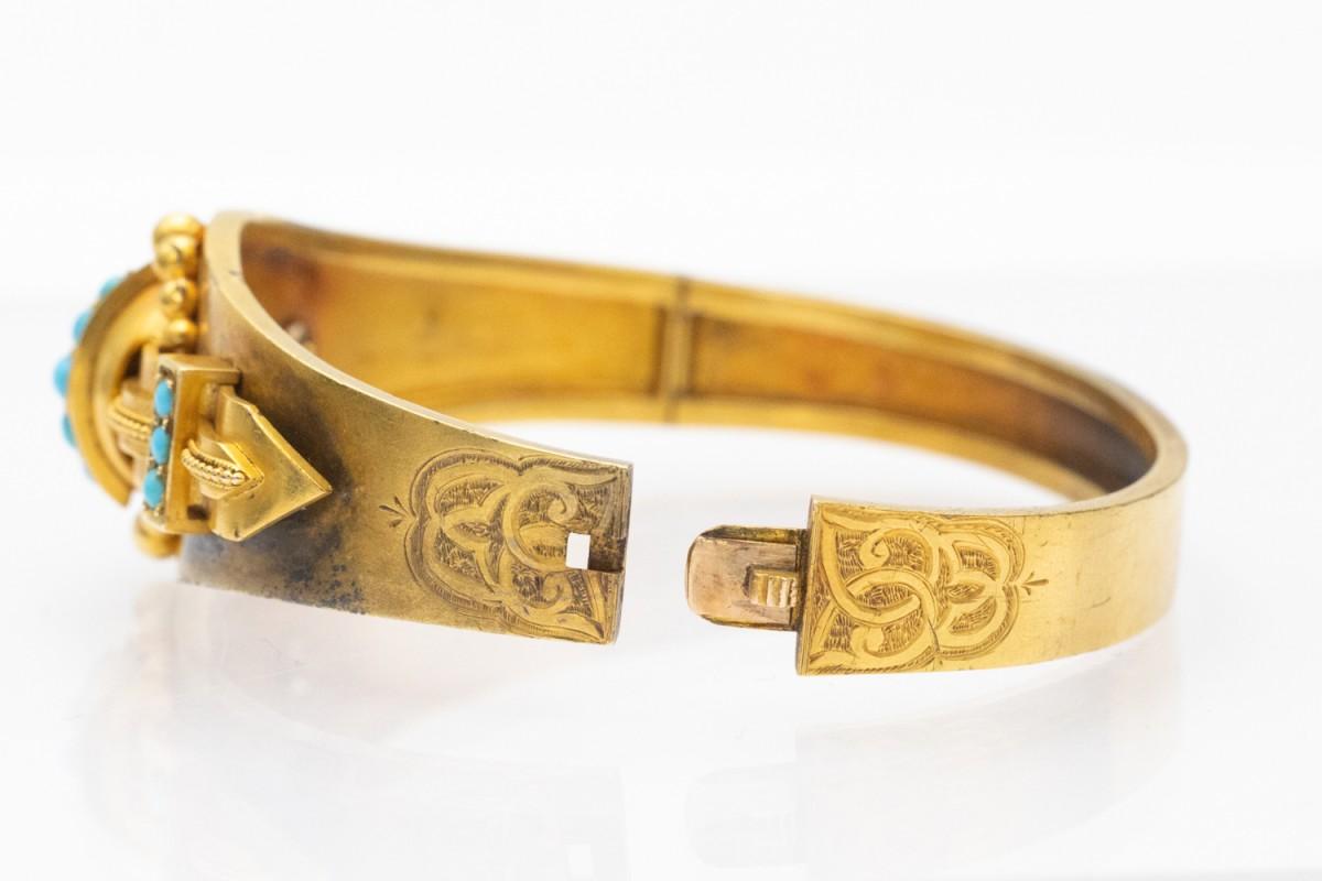 Women's or Men's Victorian high carat gold bracelet with turquoises, Great Britain, 1850-1880. For Sale