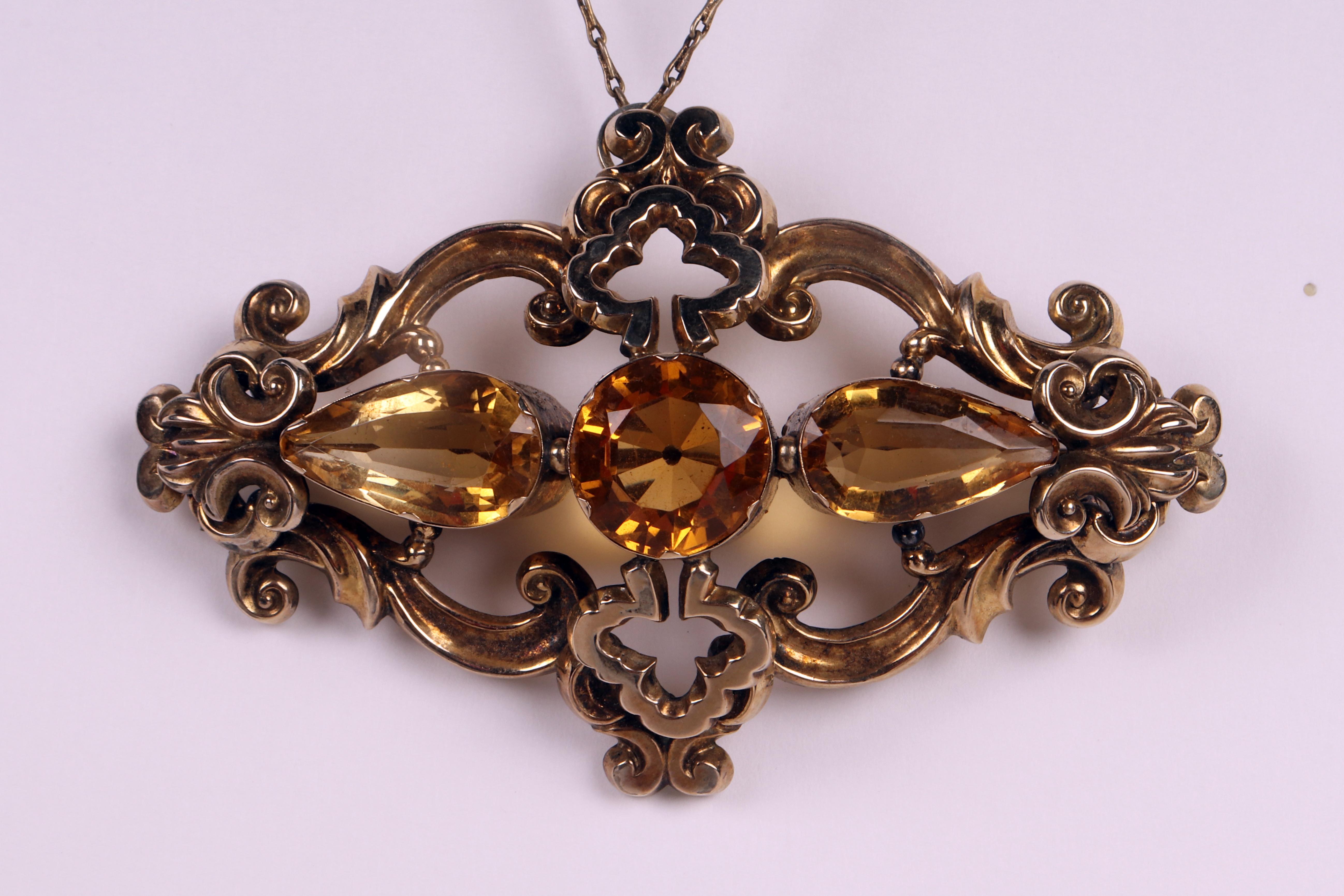 Victorian gold brooch-pendant with topaz. England, 1870. In Good Condition For Sale In Milan, IT