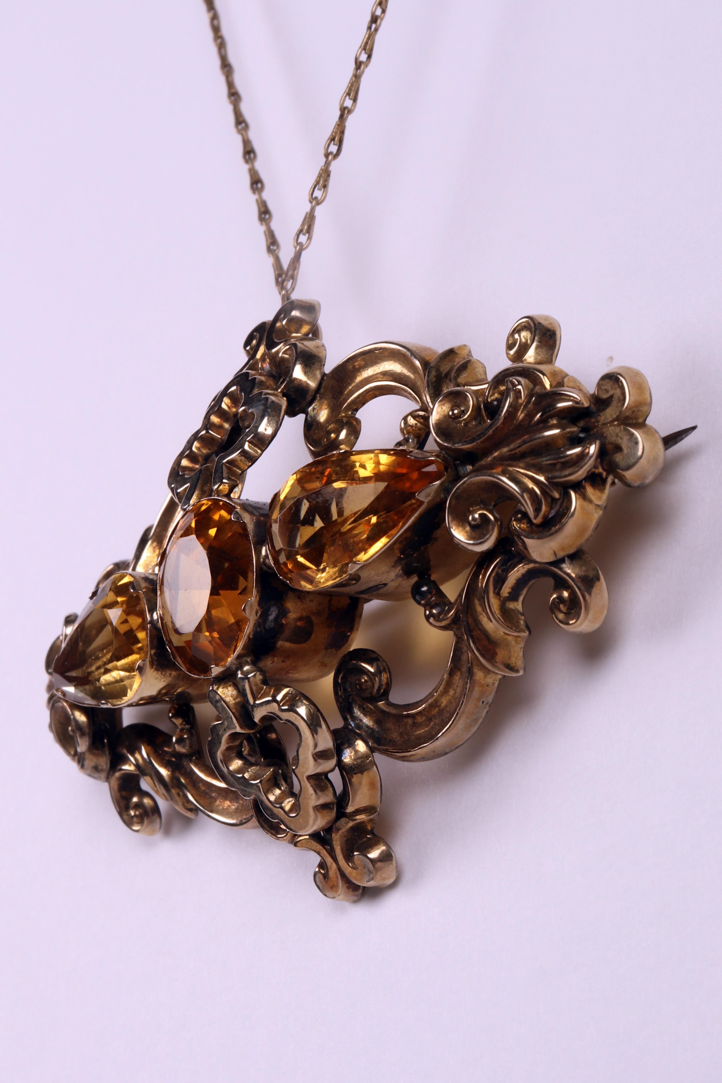 Or Pendentif broche-pendentif victorien en or avec topaze. Angleterre, 1870. en vente
