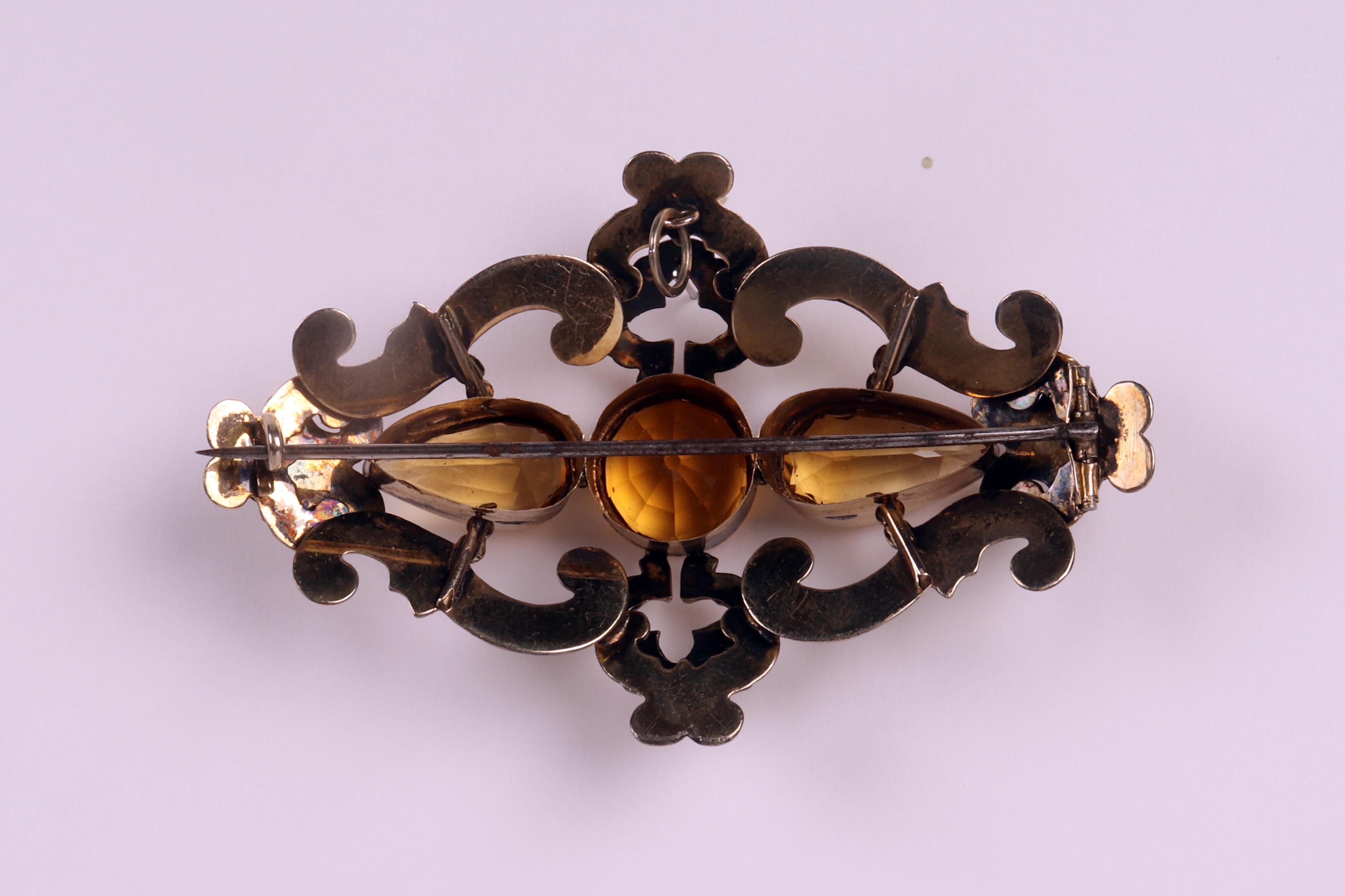 Victorian gold brooch-pendant with topaz. England, 1870. For Sale 1