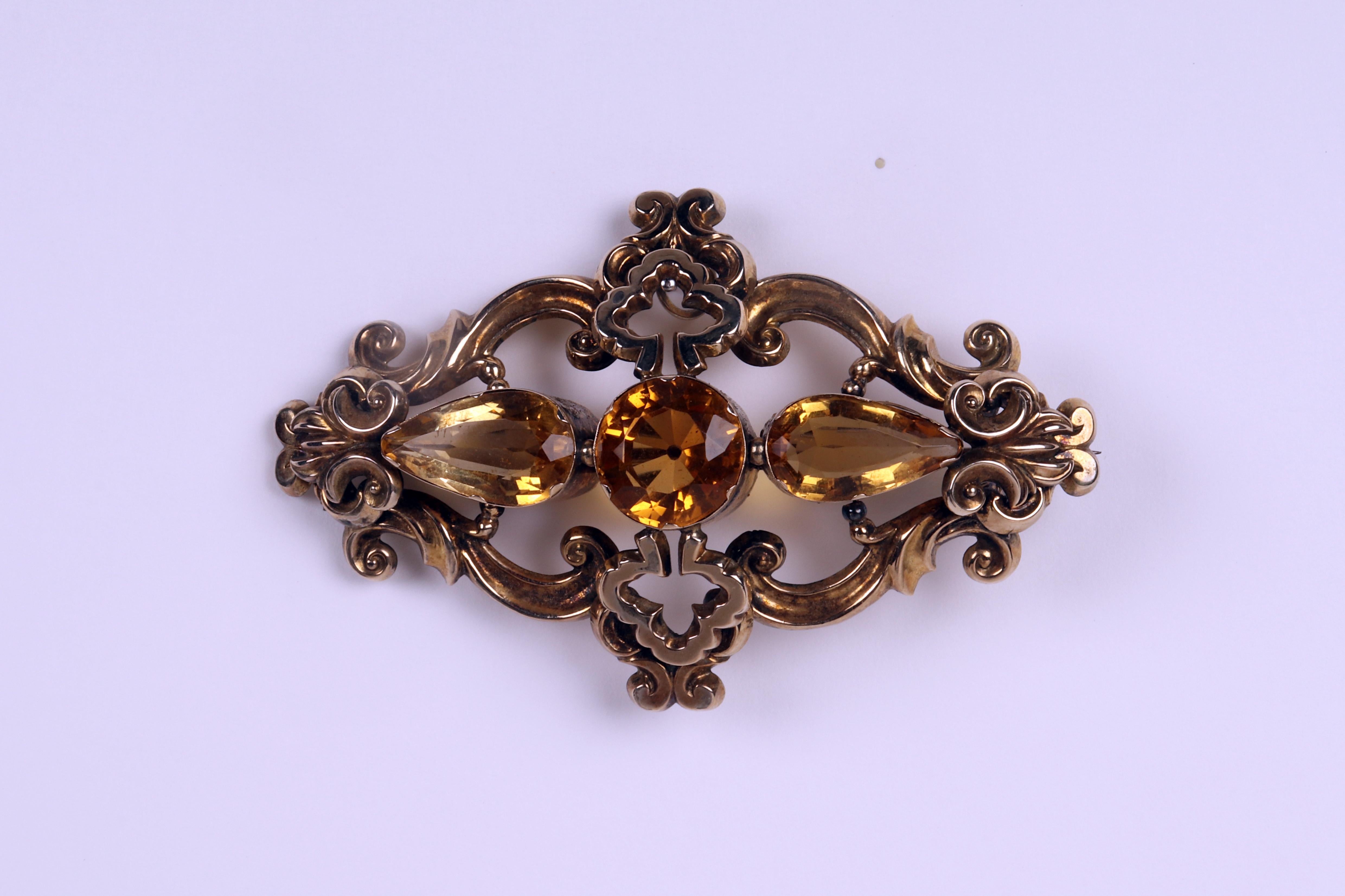 Victorian gold brooch-pendant with topaz. England, 1870. For Sale 2