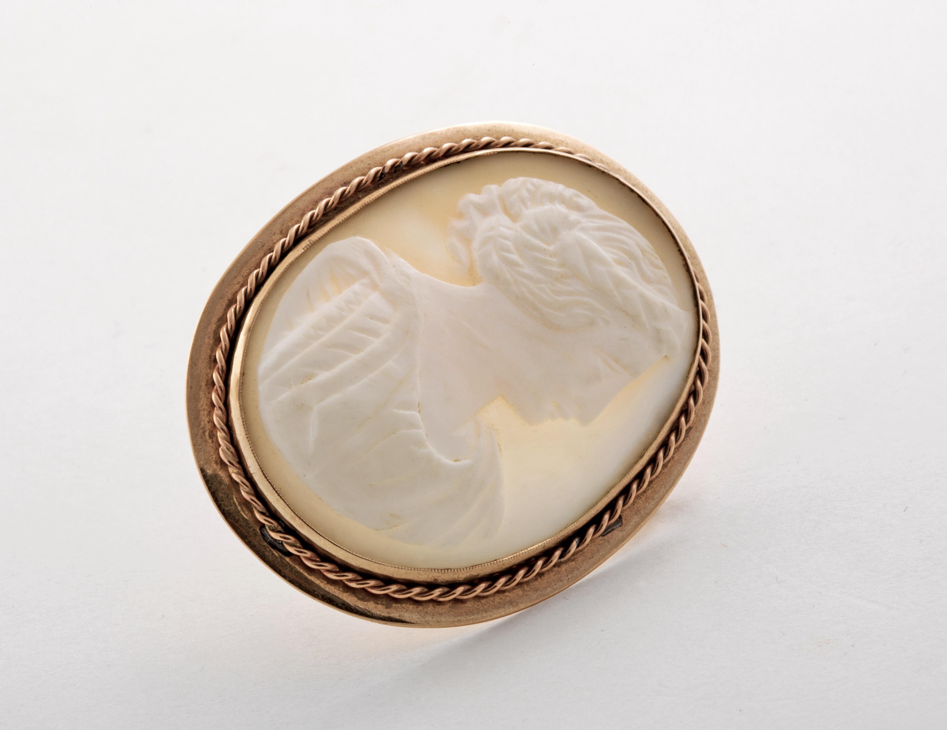 Victorian Gold Cameo Pendant & Brooch of a Goddess In Good Condition For Sale In New York, NY
