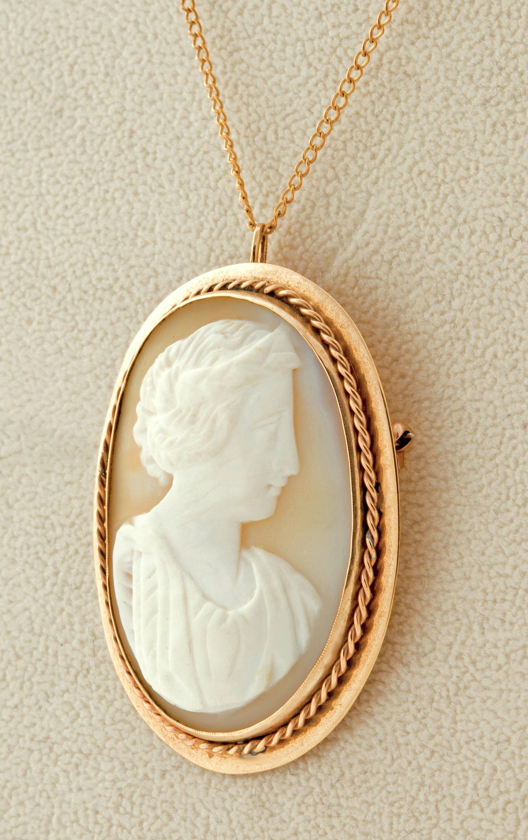 Women's Victorian Gold Cameo Pendant & Brooch of a Goddess For Sale