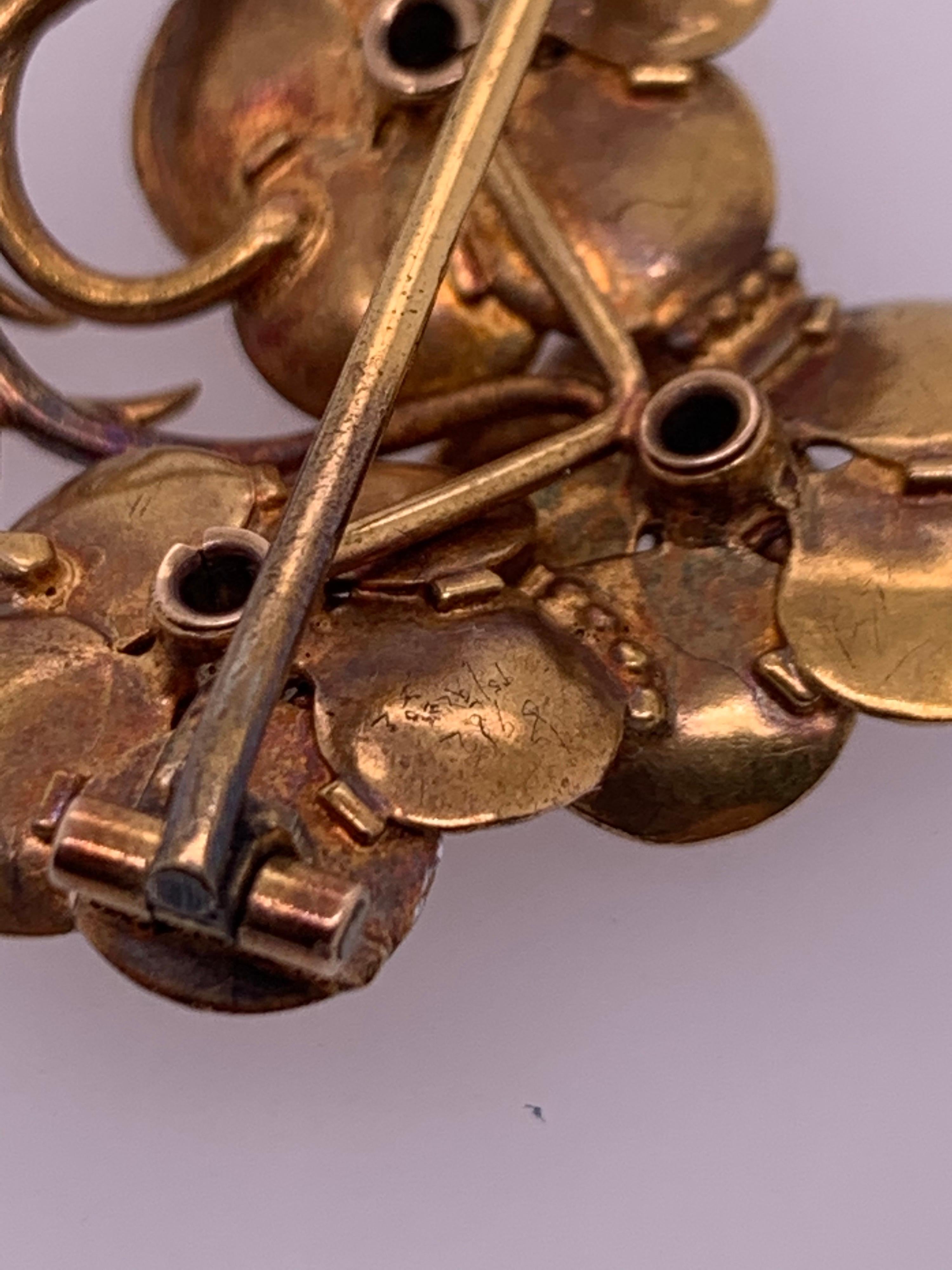 Broche victoriano de flor de oro esmaltado de 0,12 quilates de eurodiamante natural, hacia 1920 Talla antigua en venta